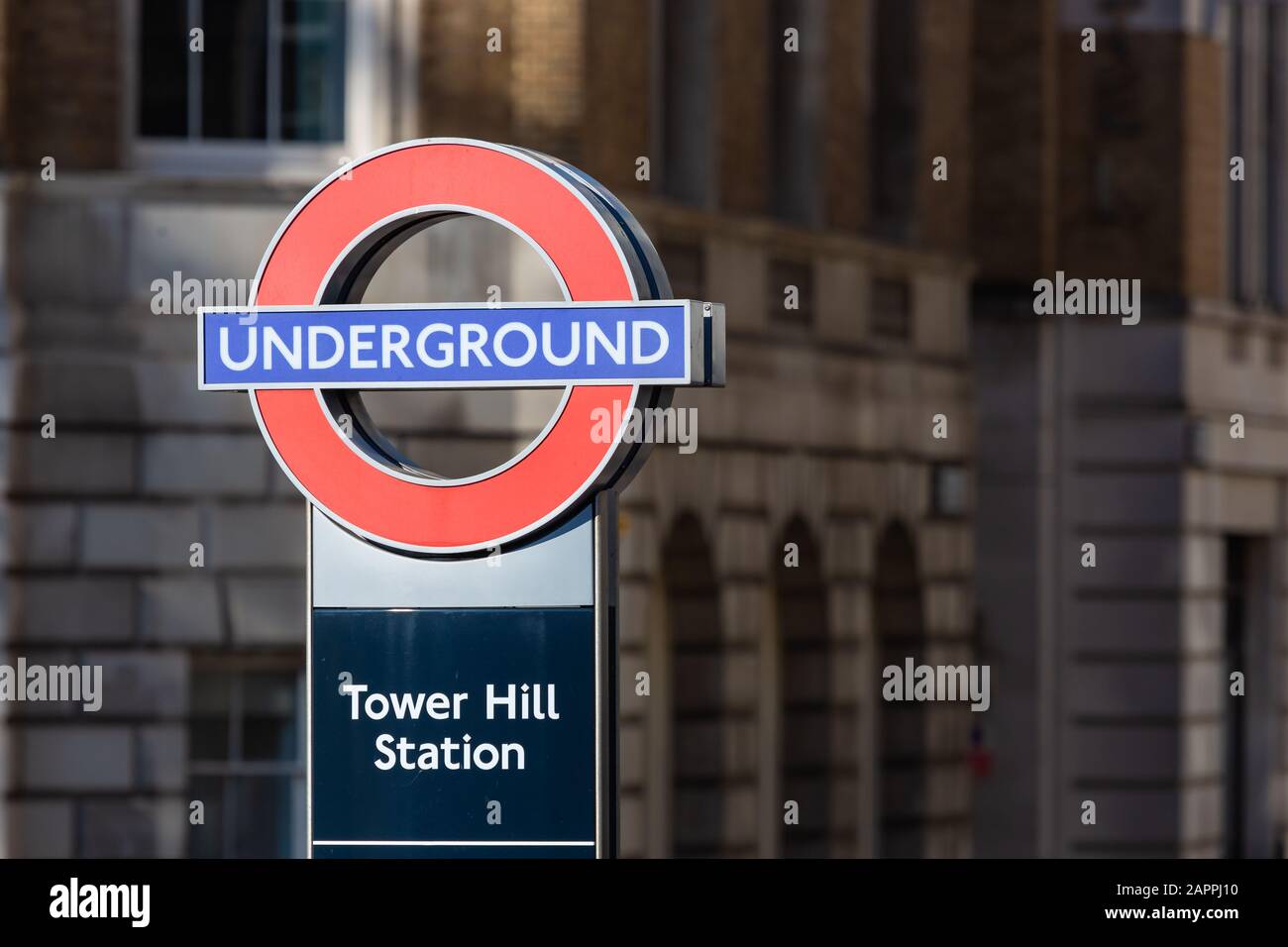 Station Totem pour Tower Hill avec le métro Roundel Banque D'Images