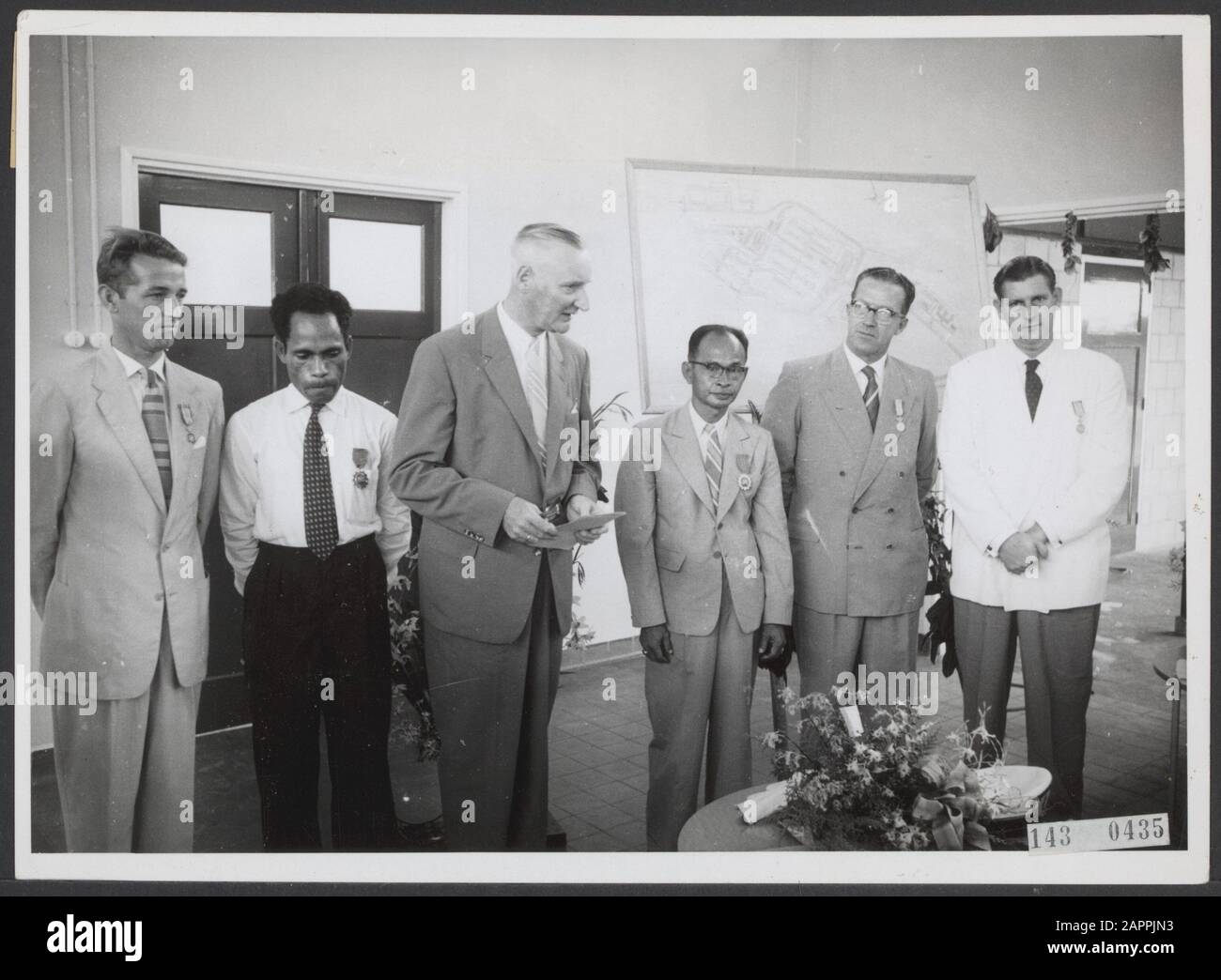 Ouverture De L'Hôpital Central À Hollandia - Néerlandais Nouvelle Guinée: Cérémonie De Décoration. De gauche à droite: 1. Hommes. Petersen, Surintendant Construction Hospital (au service du gouvernorat) : Prix Royal, 2. Hommes. Rumainum : distinction du gouvernorat, 3. Hommes. Zuiderhoek : le chef de la fonction de santé publique prononce un discours, 4. Les hommes. Mandosir: Distinction du gouvernorat, 5. Hommes.? : Performer (employé par la société de construction coopérante): Royal Award, 6. Gerrit Palsgraaf: Chef De La Direction Bouwme Hollandia Bmh: Royal Award.; Banque D'Images