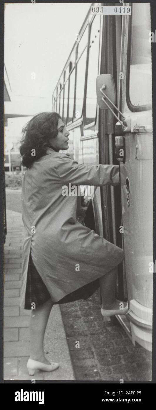 Aujourd'hui Yvonne Paul, qui a attendu plusieurs mois à l'aéroport de Schiphol pour obtenir un visa pour l'Amérique, était de retour à l'aéroport. De Schiphol, elle a pris le bus KLM à Rotterdam, où se trouve le service des visas des États-Unis Date: 26 décembre 1967 lieu: Noord-Holland, Schiphol mots clés: Arrestations, postes frontières, aéroports, femmes Nom personnel: Paul mw y Banque D'Images