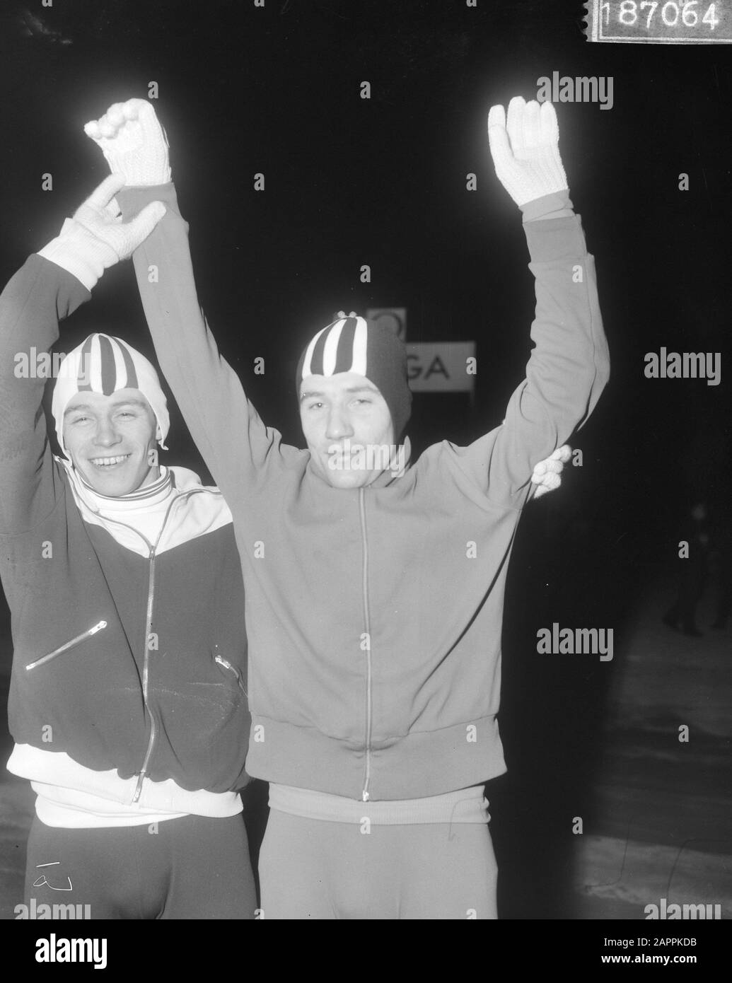 Championnats D'Europe De Patinage Au Deventer, À Gauche Par Willy Guttormsen Et Kees Verkerk Date : 22 Janvier 1966 Lieu : Deventer Mots Clés : Schampiondes Nom Du Personnage : Verkerk, Kees Banque D'Images