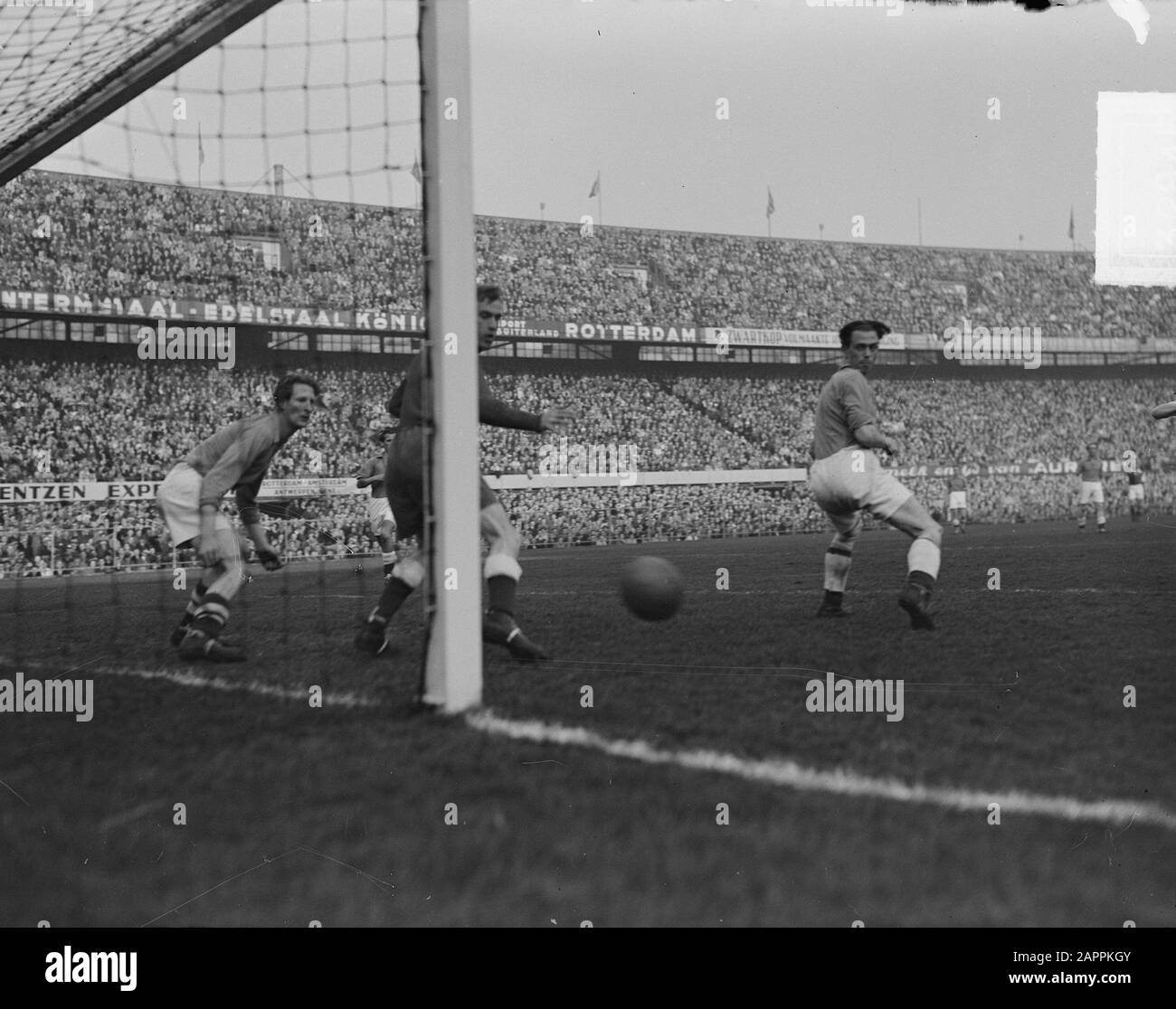 SVV-AGOVV 1-0 But de SVV Annotation: Match pour le championnat national joué au Feyenoordstadion à Rotterdam Date: 27 Mars 1949 lieu: Rotterdam mots clés: Sport, football Banque D'Images