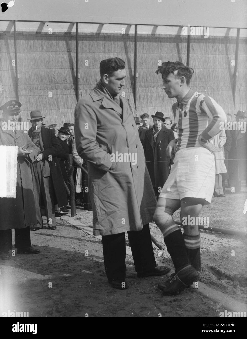 Championnat National. VSV-Heerenveen 1-4 Abe Lenstra parle avec Piet Kraak (en tant que spectateur présent) Date: 27 mars 1949 lieu: Noord-Holland, Velsen mots clés: Sport, football Nom De La Personne: Kraak, Piet, Lenstra, Abe Banque D'Images
