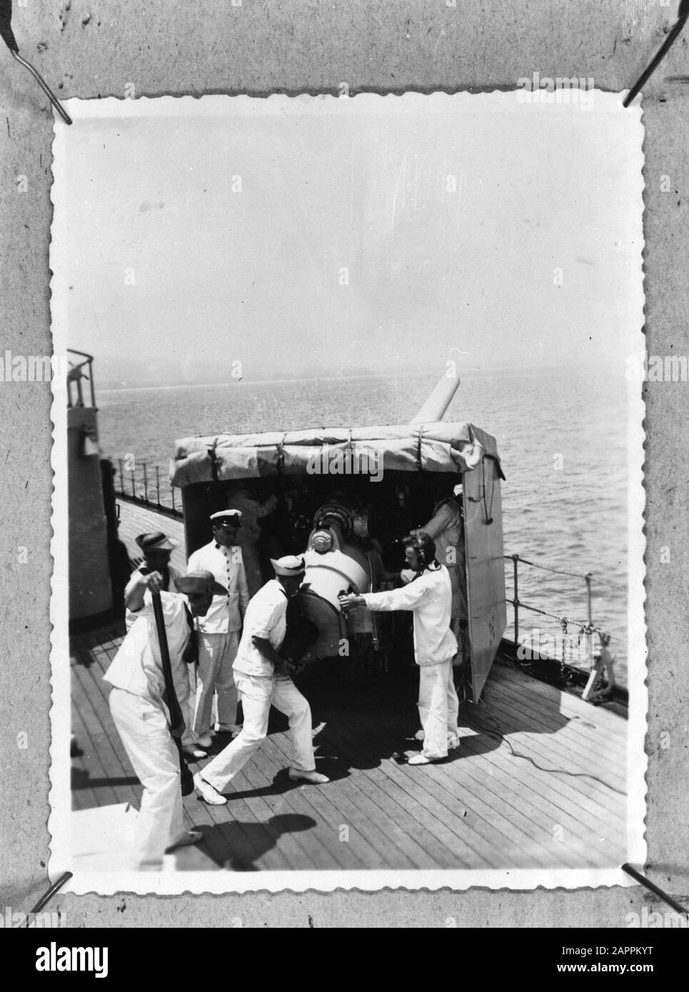 [Canon de navire en action pendant l'exercice] Date: 1940-1945 lieu: Indonésie, Antilles néerlandaises de l'est mots clés: Croiseurs, marine, armes de navires, seconde Guerre mondiale Banque D'Images