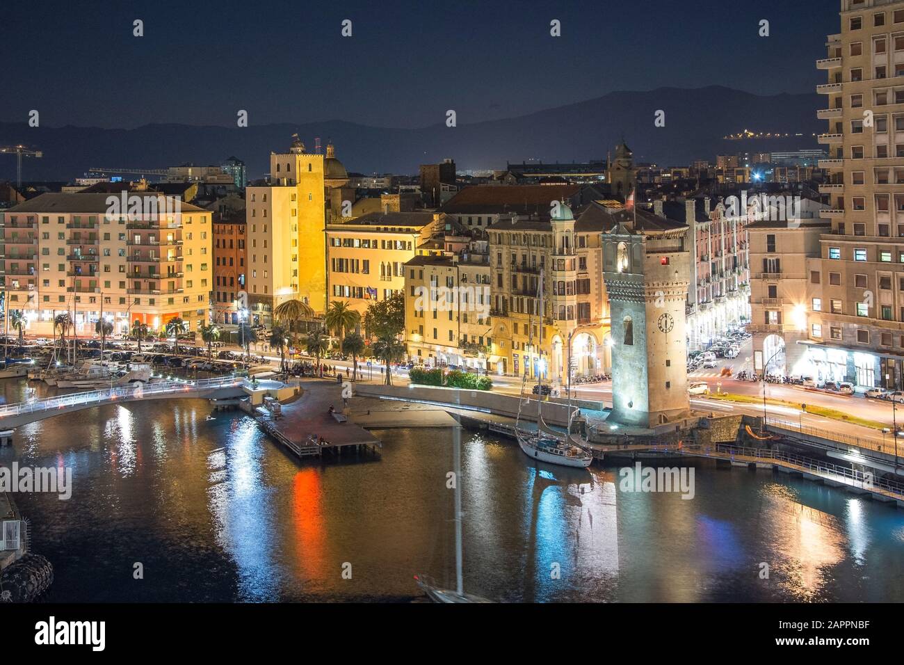 Lumières de Savona, Italie en arrière-plan de nuit Banque D'Images