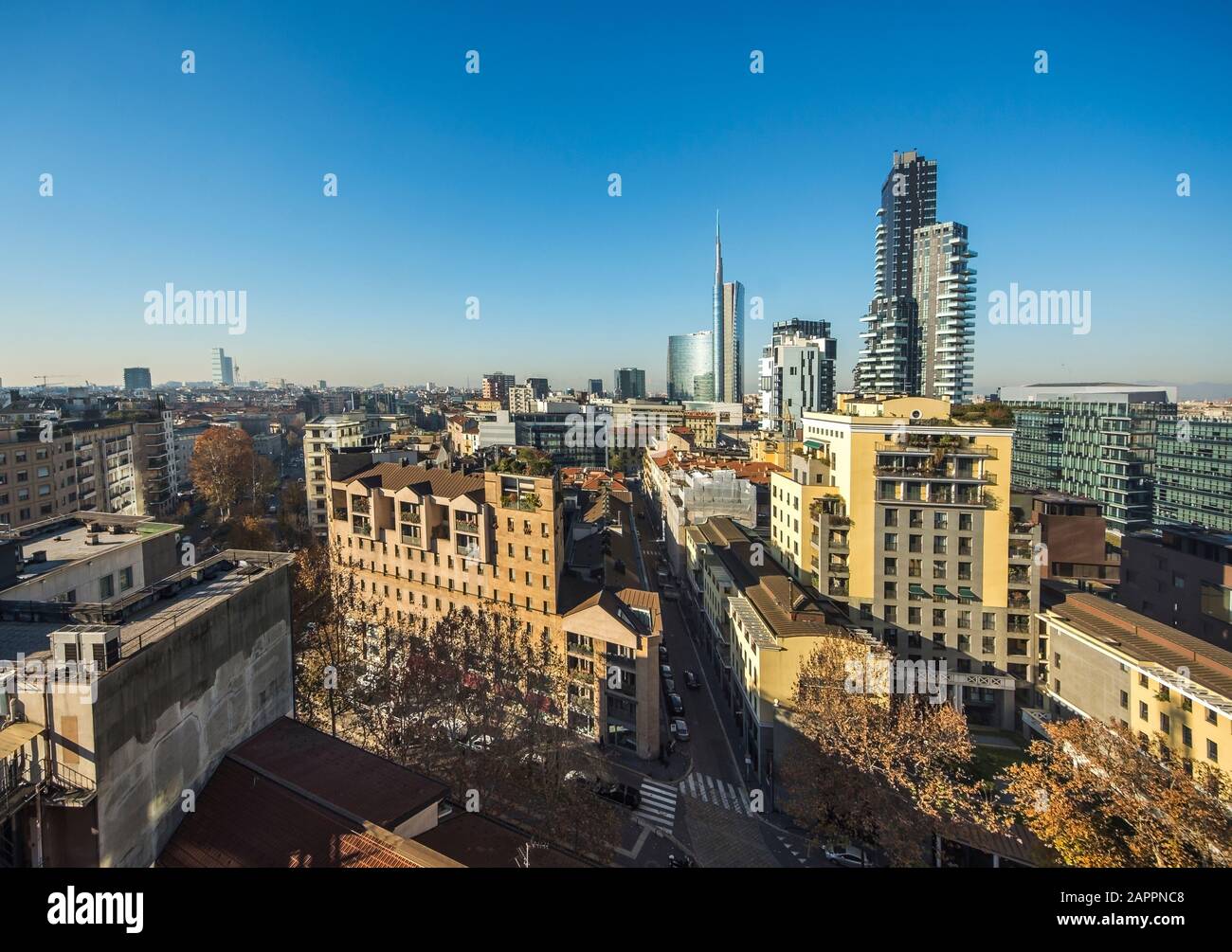 Ville de Milan avec gratte-ciel modernes dans le quartier des affaires de Porto Nuovo, en Italie. Panorama de la ville de Milan pour l'arrière-plan. Vue panoramique estivale de Milan Banque D'Images