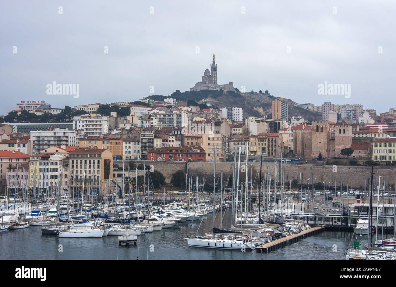 Vue panoramique aérienne sur la basilique notre Dame de la Garde et le vieux port de Marseille, France en hiver Banque D'Images