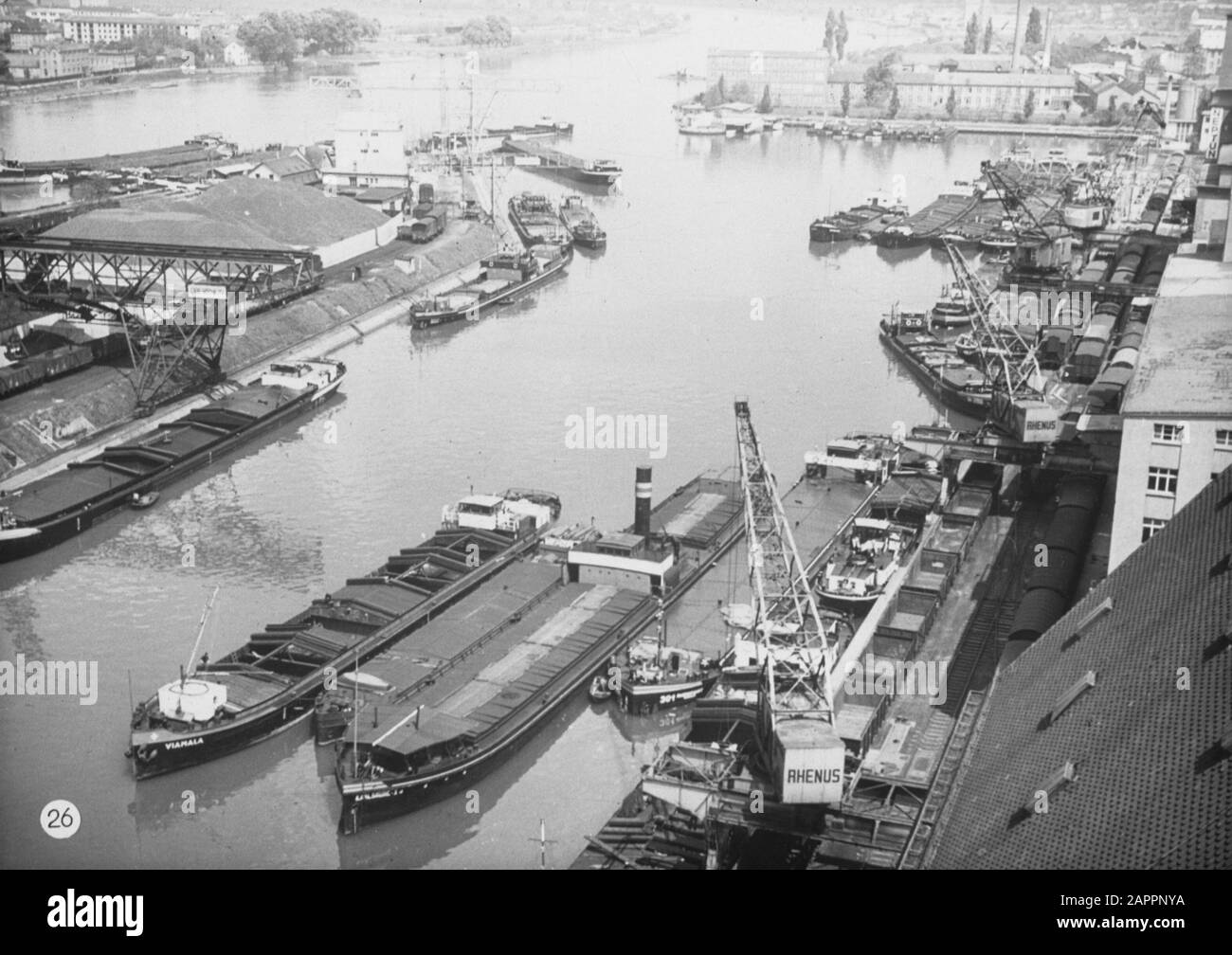 Gloire néerlandaise sur la navigation du Rhin, reportage du remorqueur Damco 9: Suisse. Trois points de frontière au port de Bâle Kleinhüningen vu du Siloturm. Au premier plan Suisse, arrière gauche France et droite Allemagne Date : 1er avril 1955 lieu : Bâle, Suisse mots clés : bateaux intérieurs, ports, panoramas Banque D'Images