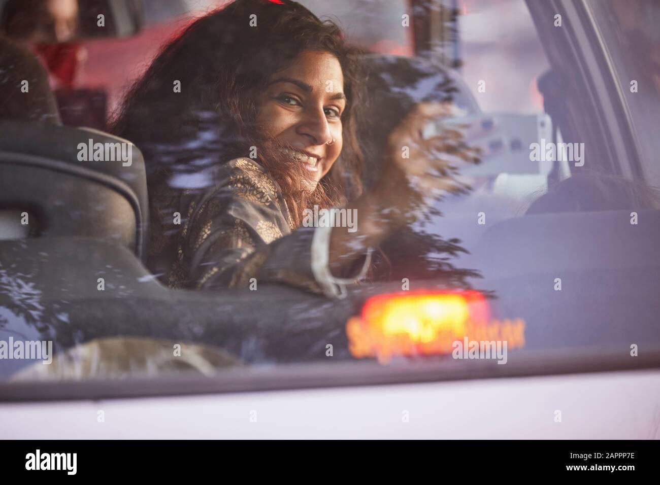 Femme qui tourne autour, prend la photo à l'intérieur du véhicule Banque D'Images
