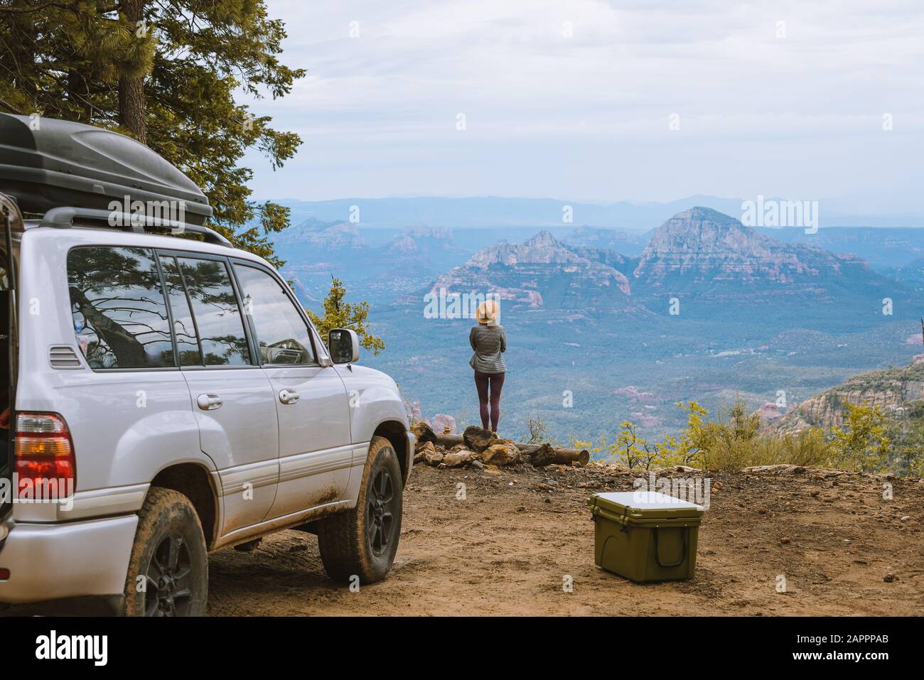 Femme bénéficiant d'une vue sur Sedona, Arizona, États-Unis Banque D'Images