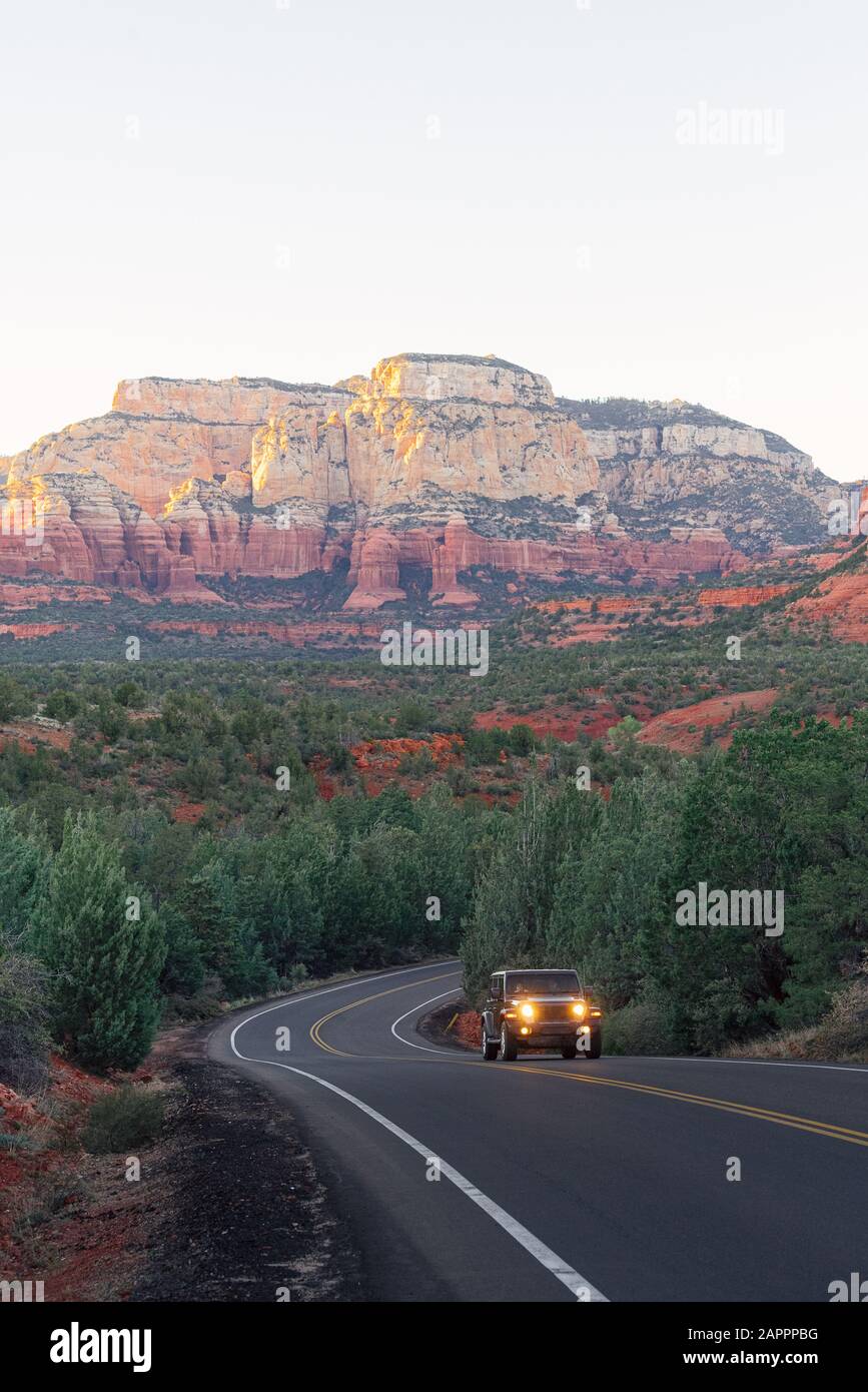 Véhicule tout-terrain traversant Sedona, Arizona, États-Unis Banque D'Images