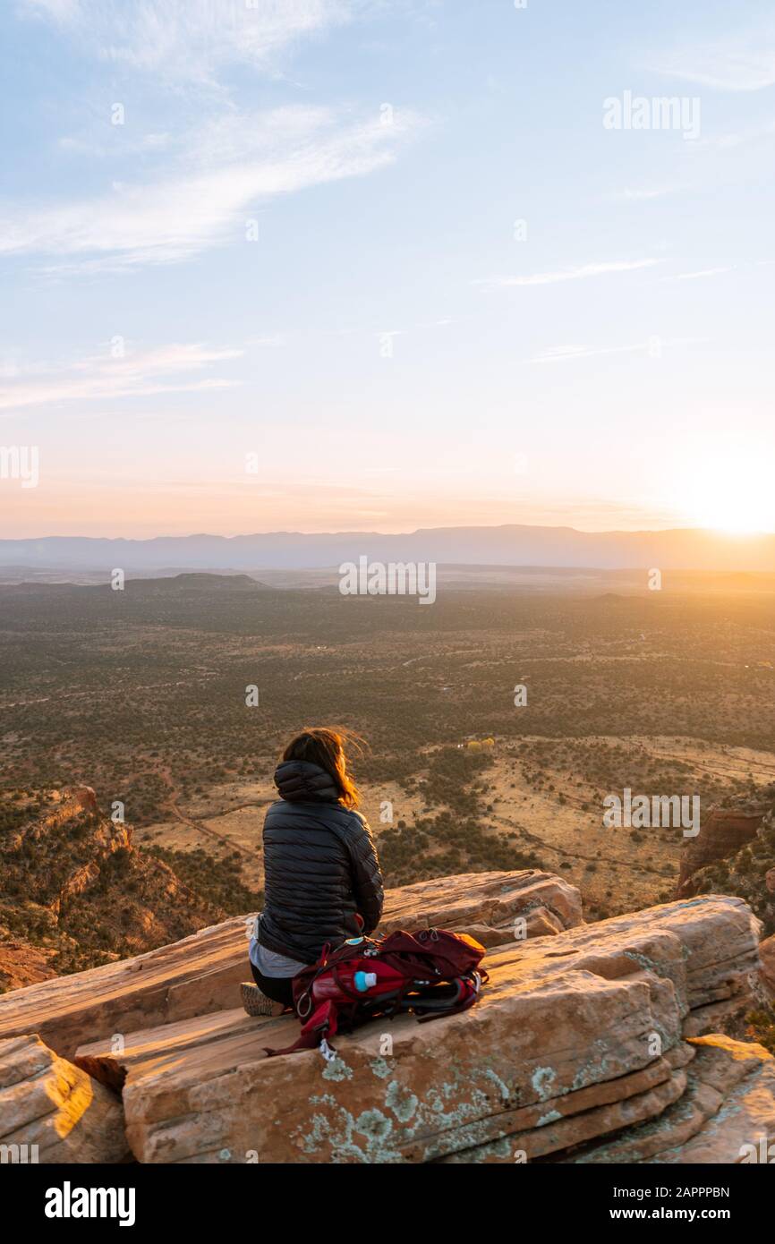 Femme Sur Bear Mountain, Sedona, Arizona, États-Unis Banque D'Images