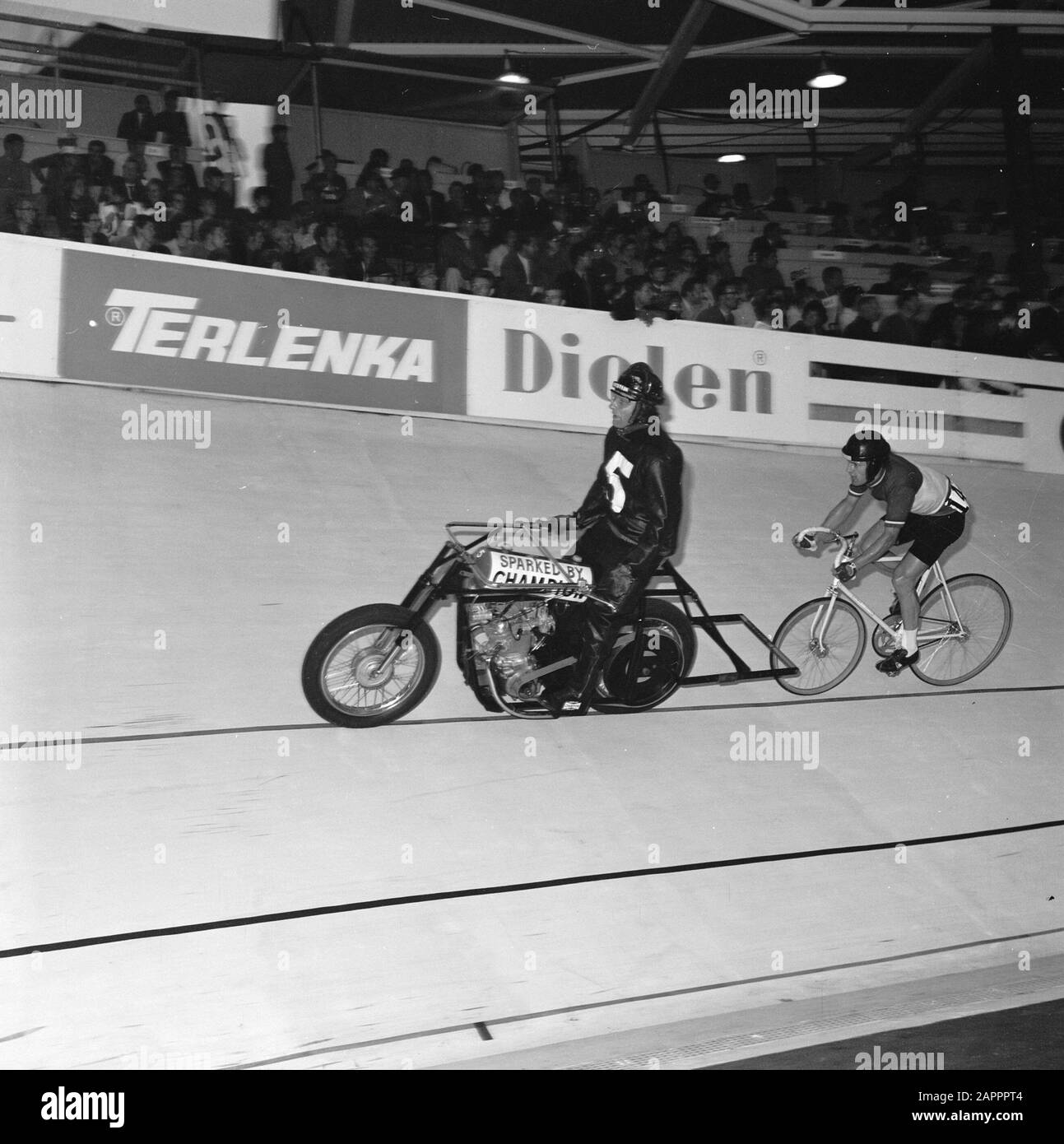 Championnats du monde de cyclisme, Leicester, Angleterre; amateurs de finale stayers; Cees Tribe derrière stimulateur cardiaque Stakenburg Date: 12 août 1970 lieu: Grande-Bretagne, Leicester mots clés: AMATORS, CYCLISME, finales, stimulateurs cardiaques Nom personnel: Tribu, Cees Banque D'Images