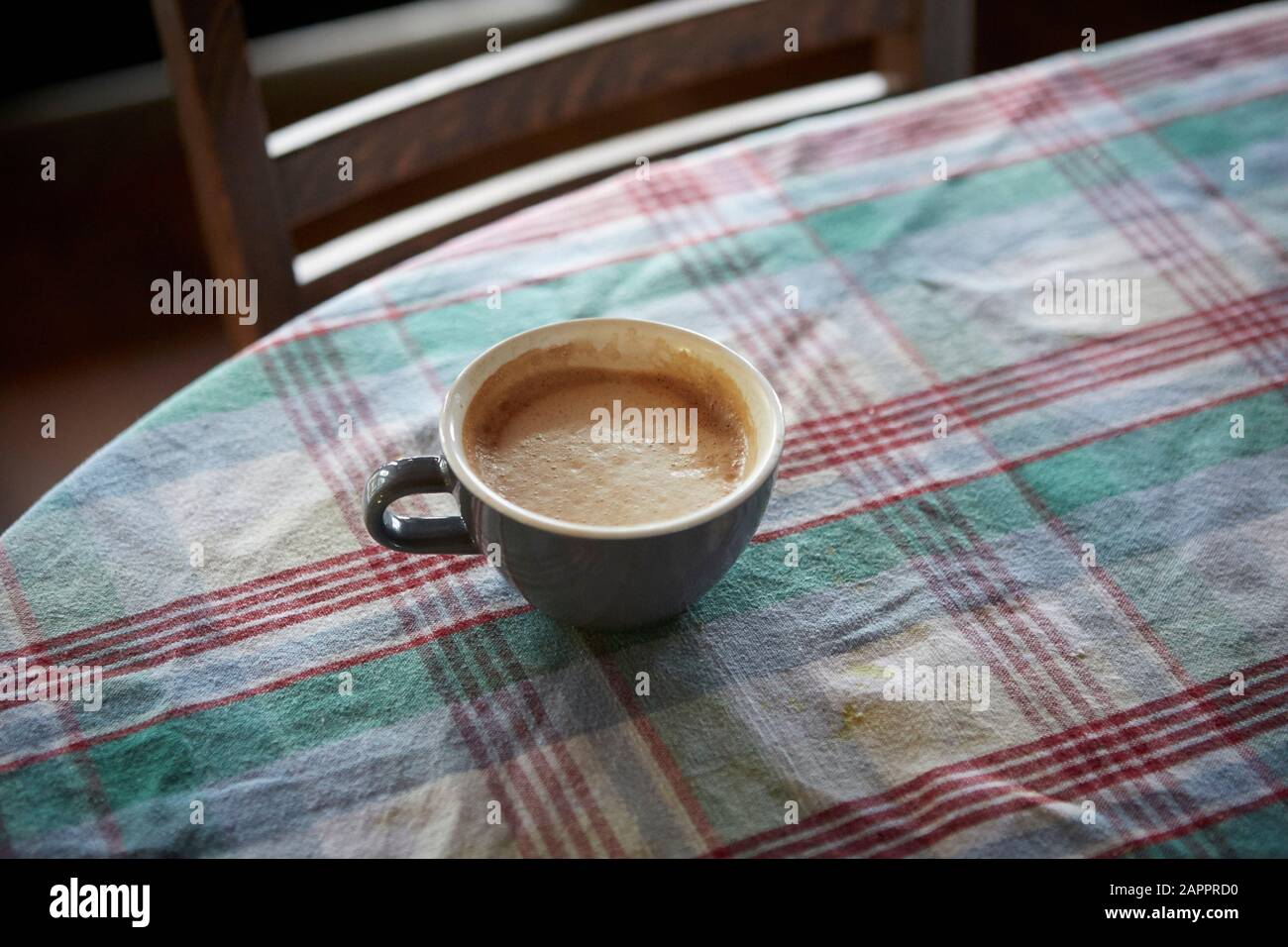 Tasse de café sur la table recouverte de tissu à damier Banque D'Images