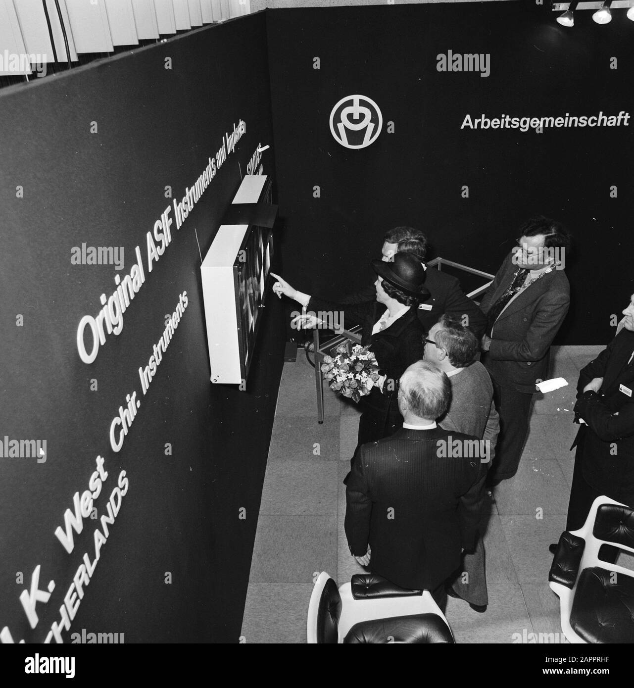 Princess Beatrix ouvre le 6ème Congrès mondial de la petite Association vétérinaire des animaux la princesse Beatrix obtient une tournée Date: 21 avril 1977 mots clés: Conférences, soins aux animaux, ouvertures, princesses Nom personnel: Beatrix (princesse de couronne Pays-Bas) Banque D'Images