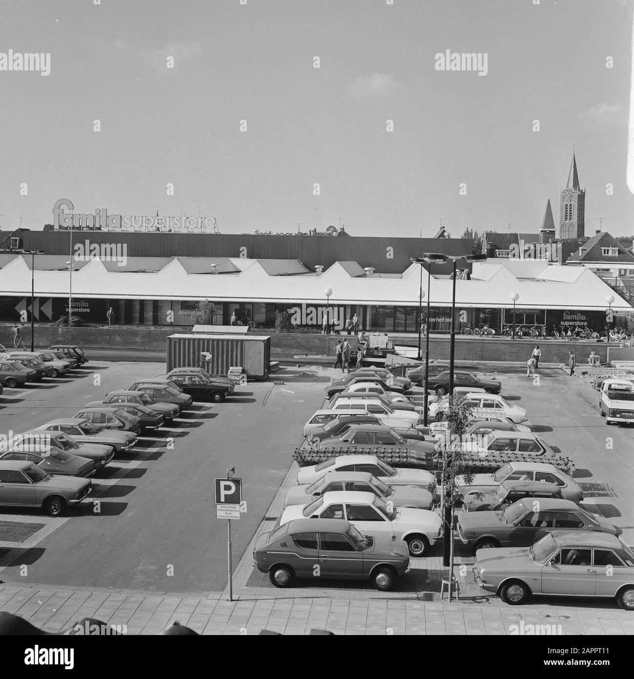Supermarché Famila à Beverwijk, extérieur Date : 19 septembre 1977 lieu : Beverwijk mots clés : voitures, places de parking, supermarchés, boutiques Nom personnel : Famila Banque D'Images