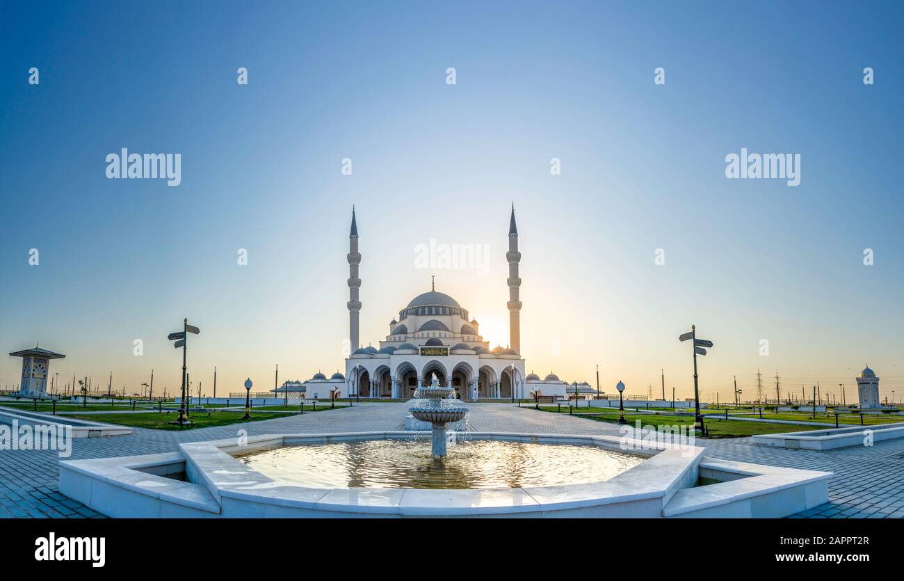 Sharjah New Mosque Tourist Destination à Dubaï lettre arabe signifie: En effet, la prière a été décrétée aux croyants un décret des temps spécifiés Banque D'Images