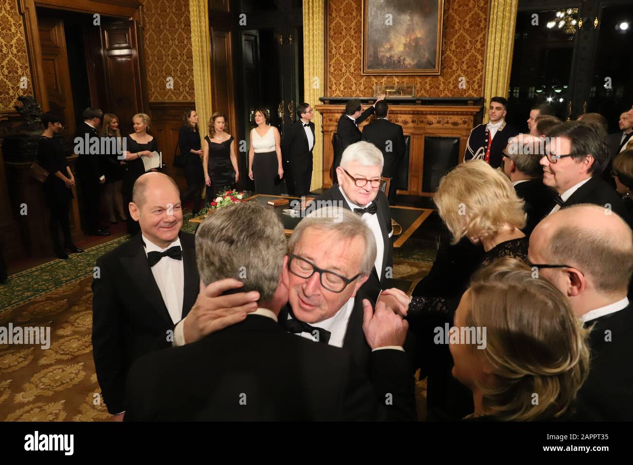 Matthiae Mahl 2018 Jean-Claude Juncker Umhast Seinen Buddy Günther Oettinger. OLAF Scholz und Joschka Fischer betrachten die Szene. Banque D'Images