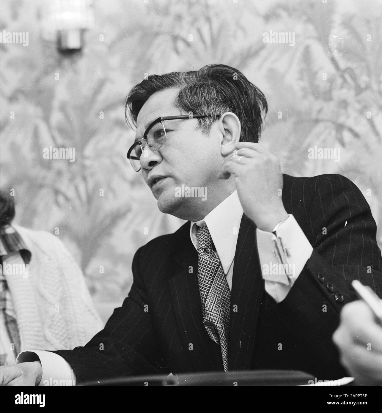 Ambassadeur vietnamien pour les Pays-Bas, Vo Van Sung est à la presse à Amsterdam (titres) Date: 11 janvier 1978 lieu: Amsterdam, Vietnam mots clés: Ambassadeurs Banque D'Images
