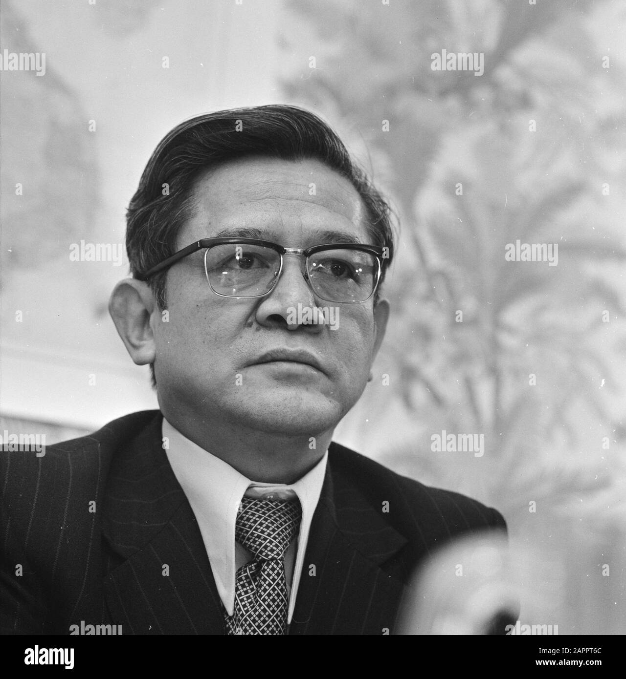 Ambassadeur vietnamien aux Pays-Bas, Vo Van Sung est à la presse à Amsterdam Date: 11 janvier 1978 lieu: Amsterdam, Vietnam mots clés: Ambassadeurs Banque D'Images