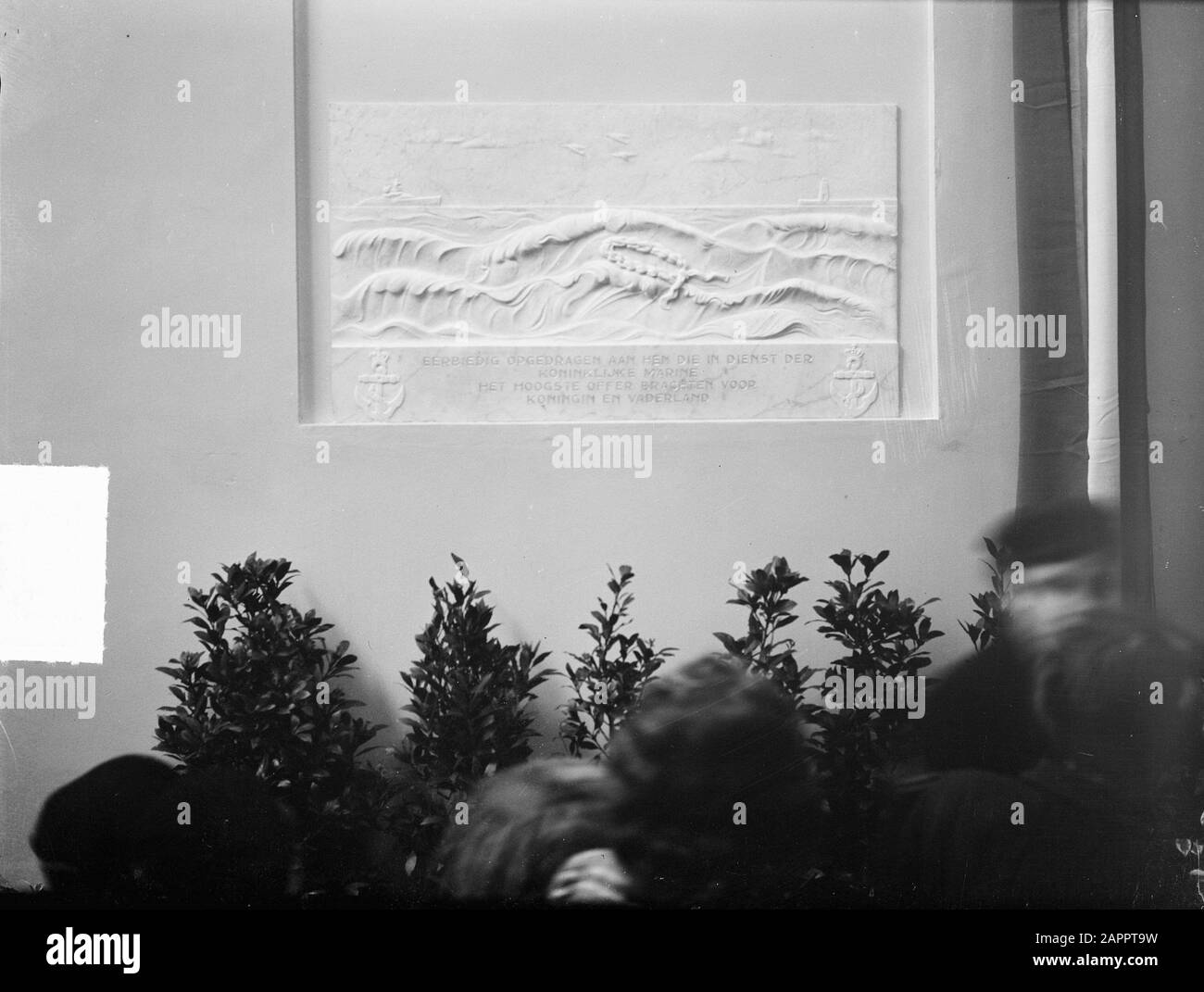 Révéler la plaque par le ministre Shockking au ministère de la Marine Date : 2 mai 1949 lieu : la Haye mots clés : plaques commémoratives, marine, révélations Nom de l'institution : Ministère de la Marine Banque D'Images