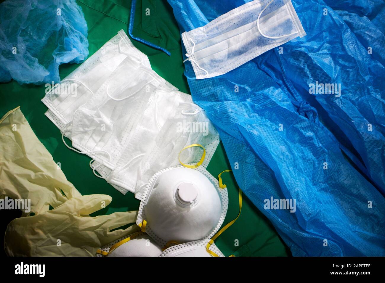 fourniture de masques de protection individuelle et d'équipements médicaux jetables fournis en cas d'épidémie de grippe pandémique ou de virus Banque D'Images