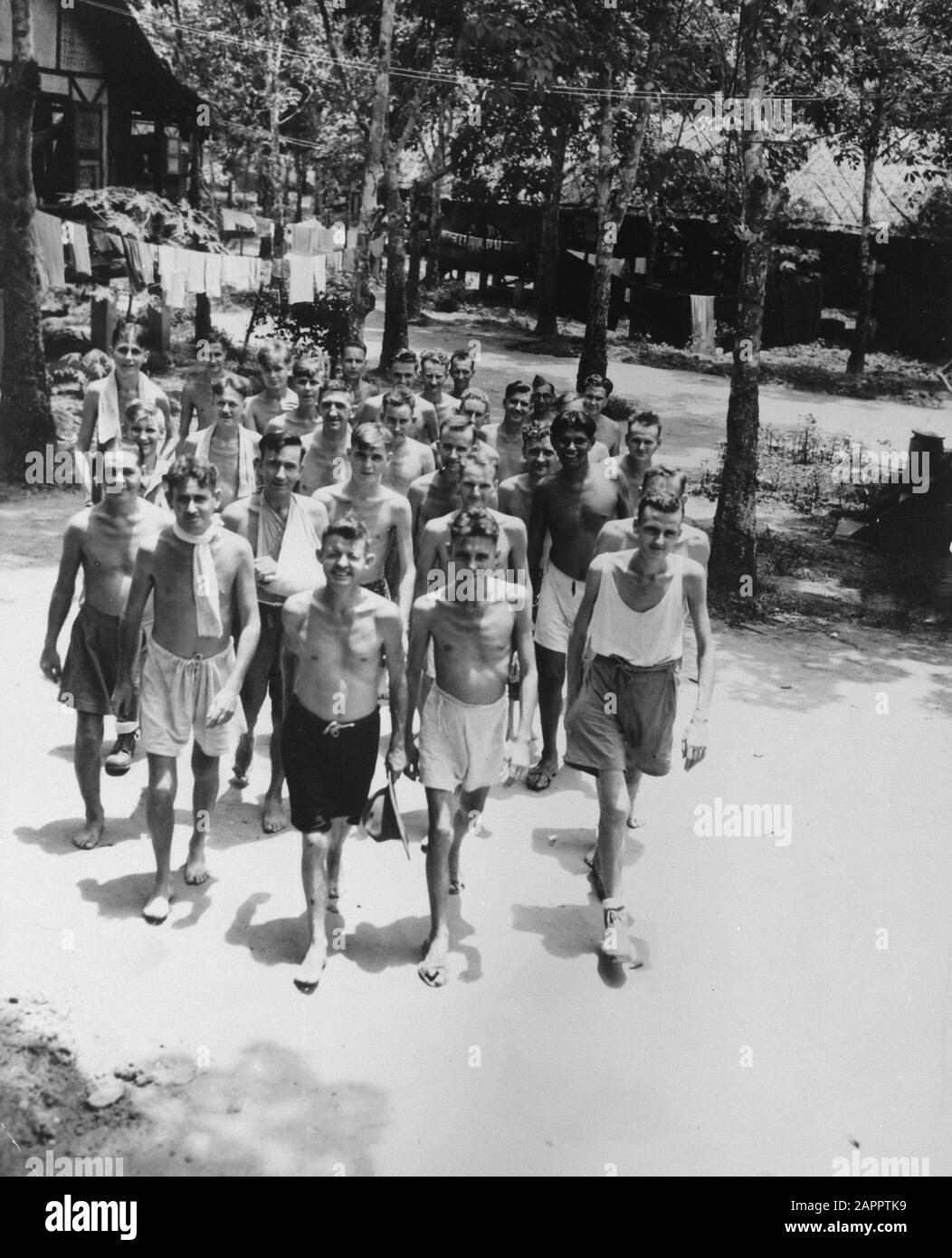 Jeunes hommes marchant ensemble Date: 7 mars 1946 mots clés: Hommes, promenades Banque D'Images