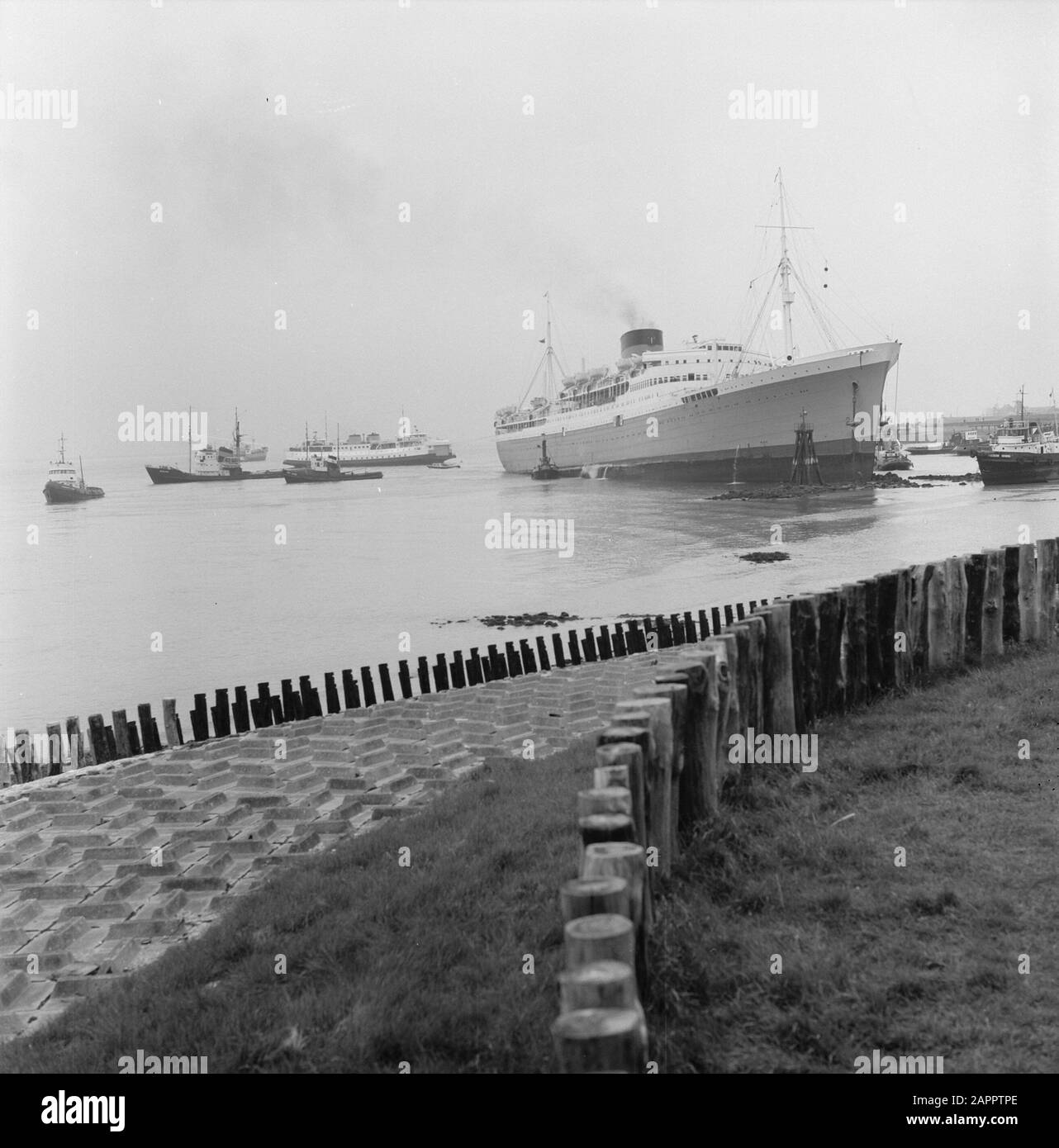 Navire à passagers Château du Cap, débarqué à l'embouchure du port de Vlississe Date : 10 mai 1966 mots clés : ports, navires Banque D'Images