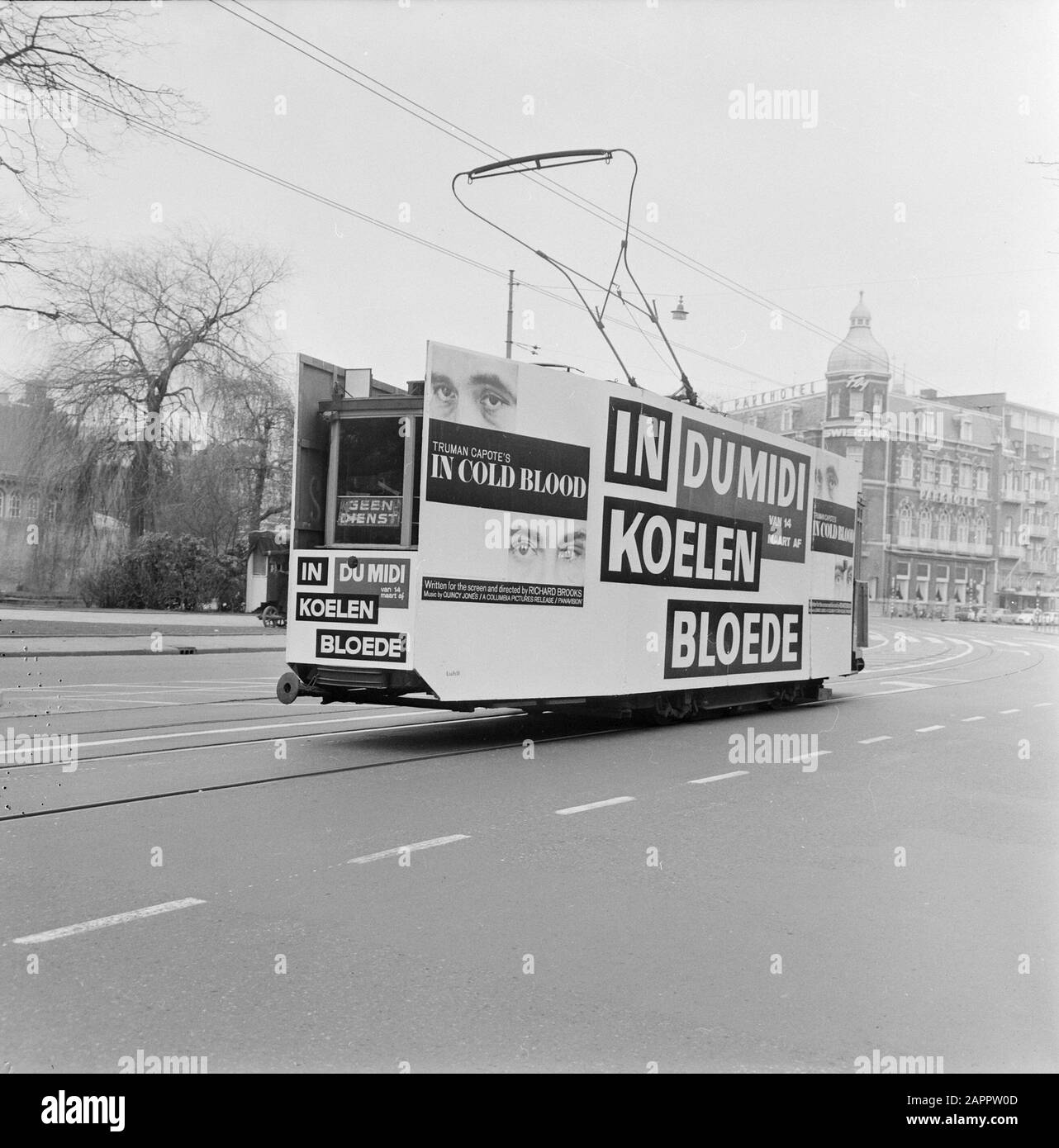 Films de commande Columbia. Tram avec publicité pour le film à Kool Bloede [In Cold Blood] Date : 13 mars 1968 mots clés : films, publicité, trams Banque D'Images