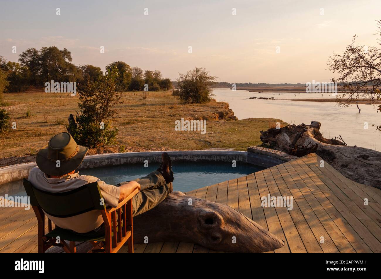 Les Voyageurs Se Détendant Au Camp De Kalamau Tented, Parc National De South Luangwa, Zambie Banque D'Images