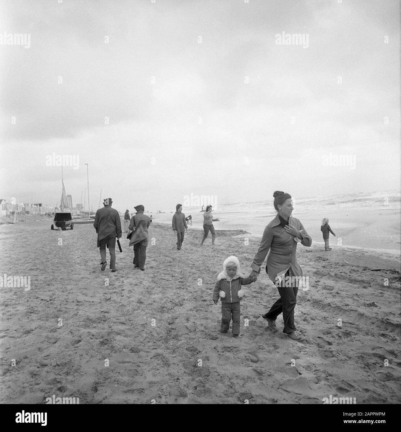 Mauvais temps de vacances à Zandvoort, marcheurs en pluie sur la plage de Zandvoort Date: 26 juillet 1973 lieu: Noord-Holland, Zandvoort mots clés: Regen, plages, randonneurs Banque D'Images