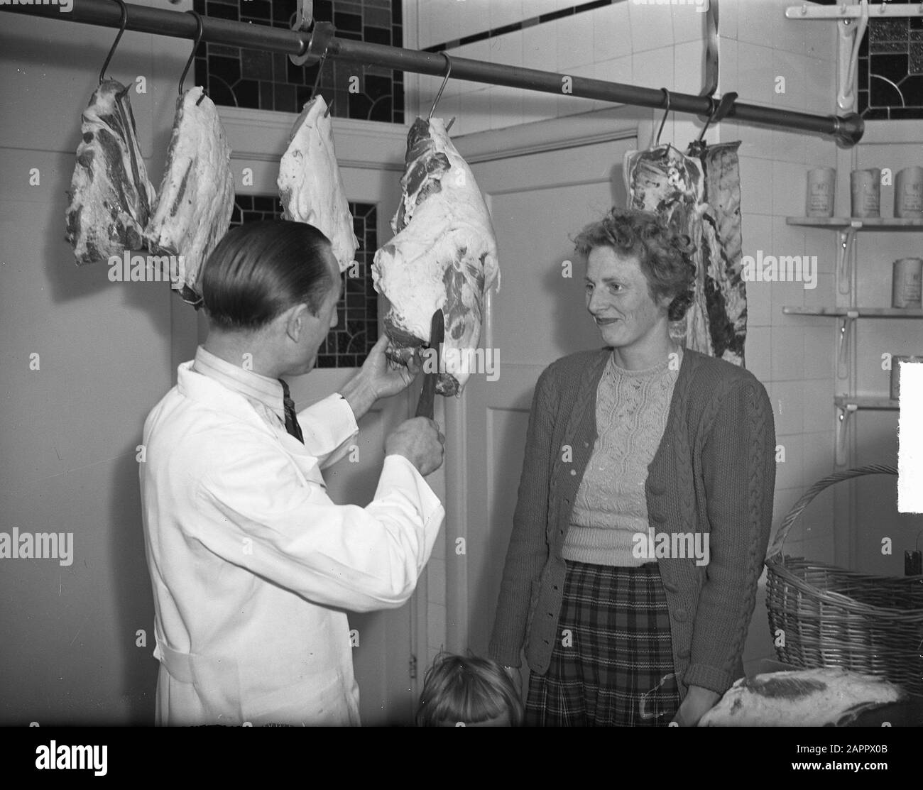 Fanny Blankers-Koen à l'Amérique (au boucher) Date: 14 mai 1949 lieu: Amsterdam, Noord-Holland mots clés: Athlètes, bouchers Nom personnel: Blankers-Koen, Fanny Banque D'Images