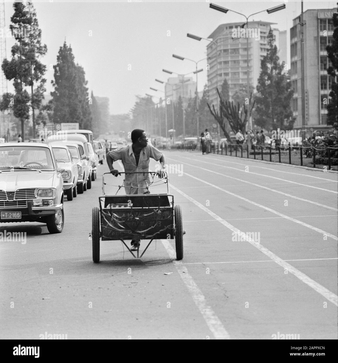 Zaïre (anciennement Congo belge) statue de rue à Kinshasa; homme sur un cargo Date: 24 octobre 1973 lieu: Congo, Kinshasa, Zaïre mots clés: Vélos de cargaison, paysages urbains Banque D'Images