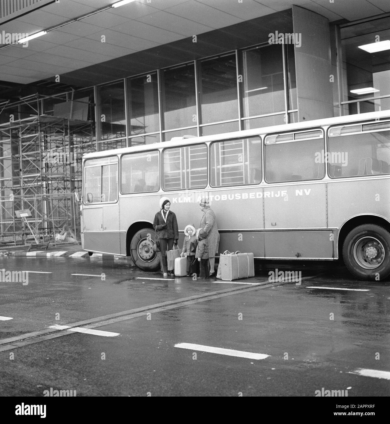 KLM bus UN bus avec passagers au premier plan Date: 15 janvier 1974 lieu: Noord-Holland, Schiphol mots clés: Autobus Banque D'Images