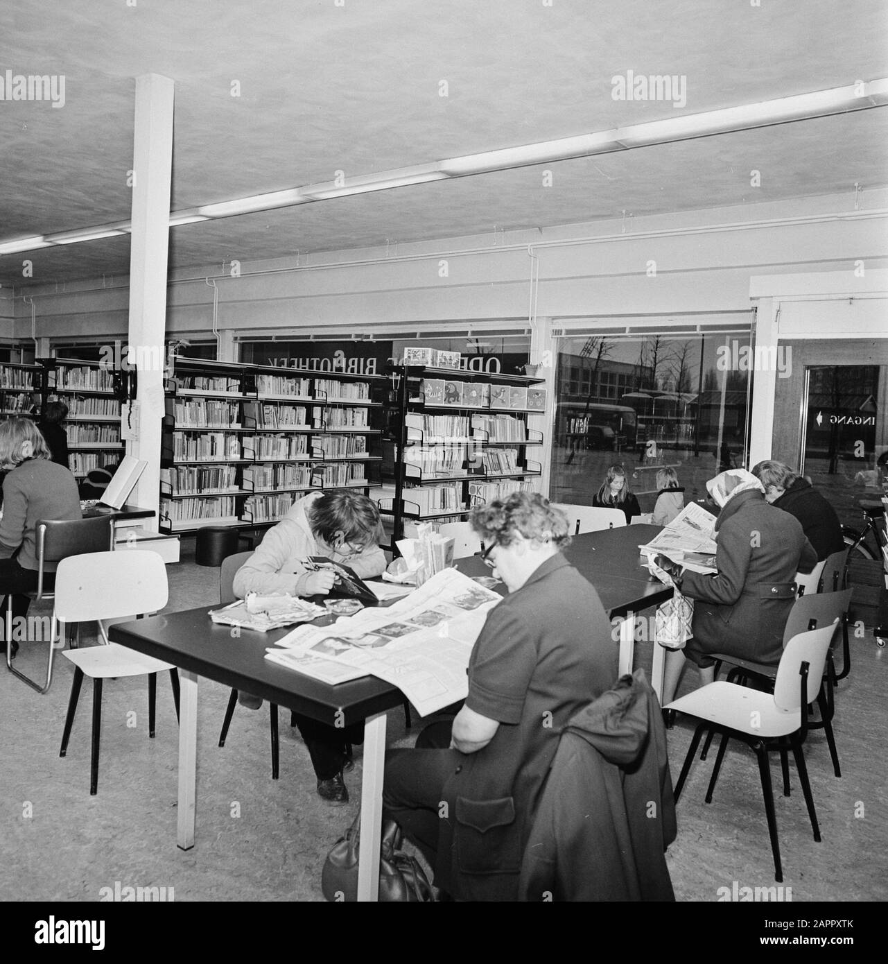 Bibliothèque publique à la Waterlandplein à Amsterdam intérieur de la salle de lecture avec visiteurs Date: 17 janvier 1974 lieu: Amsterdam, Noord-Holland mots clés: Bibliothèques, salles de lecture, lecture Banque D'Images
