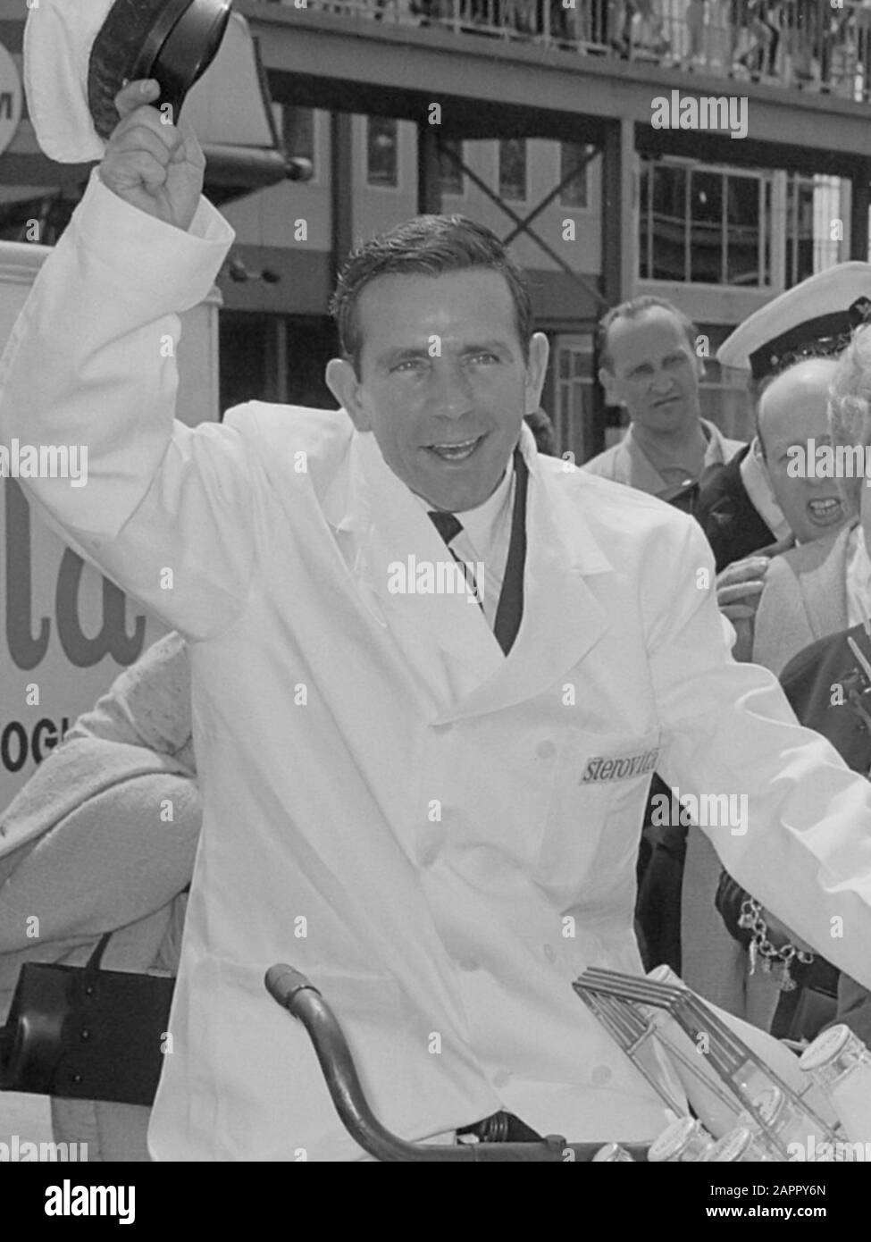 Aankomst Norman Wisdom op Schiphol, als dwaze melkboer stapte hij op een transportfiets 17 juli 1965 Norman Wisdom à Schiphol, 17 juillet 1965 Banque D'Images