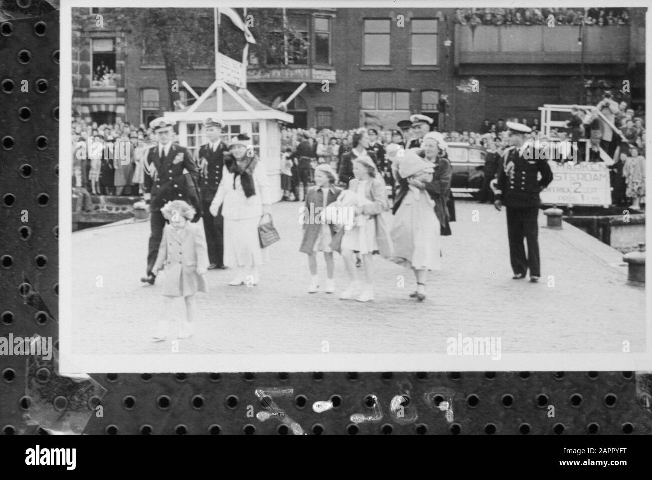 Cinquante ans d'anniversaire du gouvernement de la flotte nationale de la Reine Wilhelmina Schouw. La famille royale se rend à bord du yacht Piet Hein pour assister à la cheminée de la flotte au Buiten-IJ Date: 3 septembre 1948 lieu: Amsterdam, Noord-Holland mots clés: Anniversaires, maison royale, marine, fleetschouwen personnel: Beatrix, princesse, Bernhard, prince, Christina princesse, Irene, princesse, Juliana, princesse Margriesse et princesse Banque D'Images