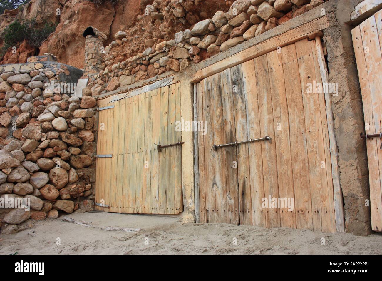 Maison De Pêcheur à Vendre Ibiza maisons de pêcheurs construites en bois et pierres de roche typiques des  coutumes locales d'ibiza dans les îles baléares Photo Stock - Alamy