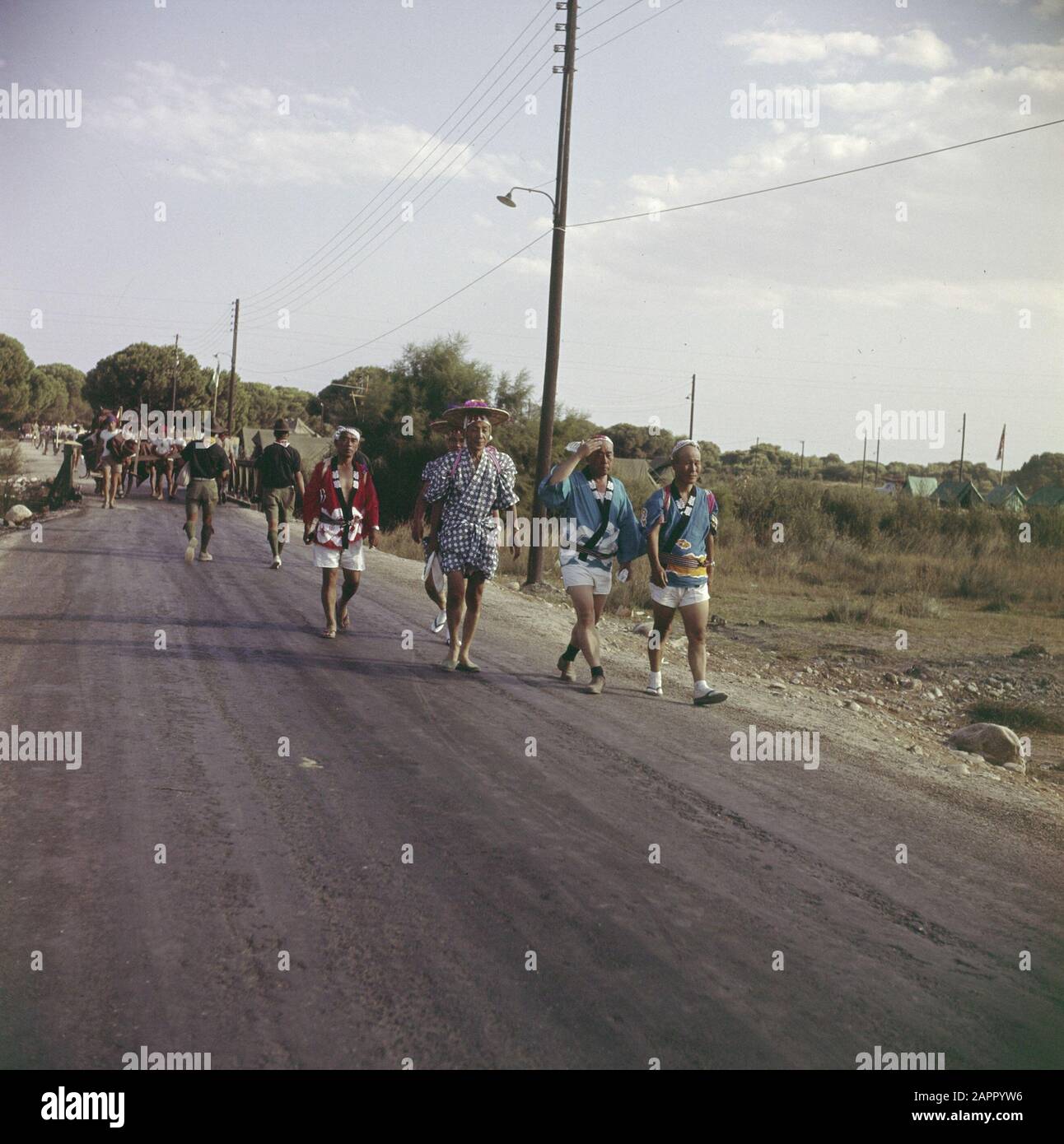 Série Jamboree et Grèce; Boy Scouts japonais en costume national Date: Non daté Banque D'Images
