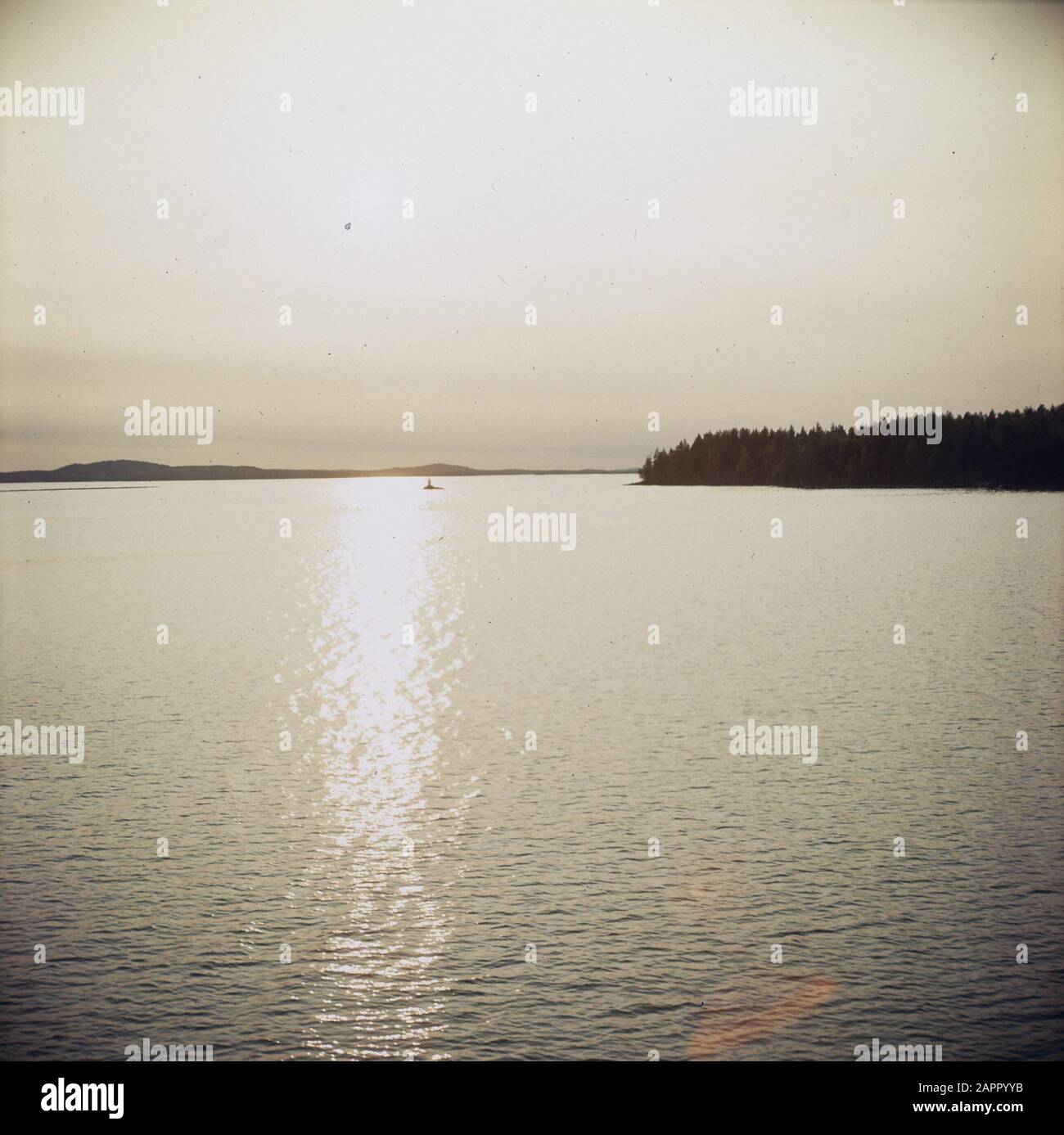 Nuit mi-été; 12 heures la nuit au-dessus du lac finlandais Saikuaa plus Date: Non daté Banque D'Images