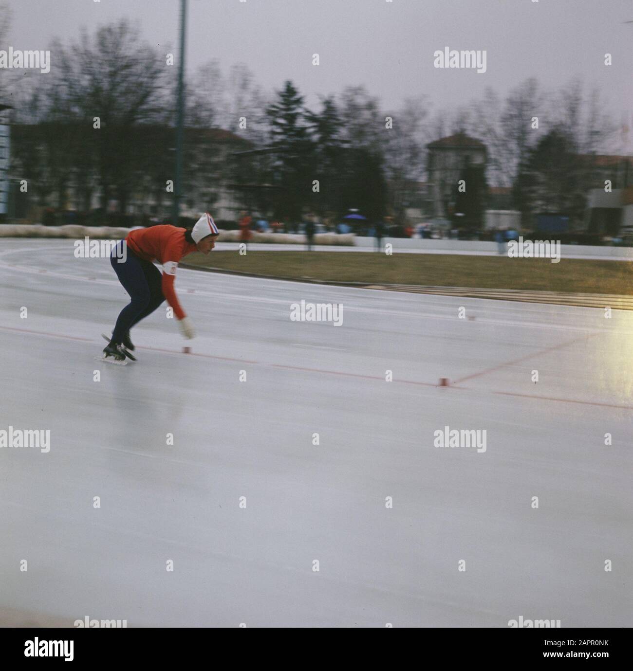 Compétitions de patinage sur glace pendant les Jeux olympiques d'hiver de Grenoble. Ans Schut en action. Date : 6 Février 1968 Lieu : Grenoble Mots Clés : Patinage, Sport Nom De La Personne : Schut, Ans Nom De L'Institution : Jeux Olympiques D'Hiver Banque D'Images