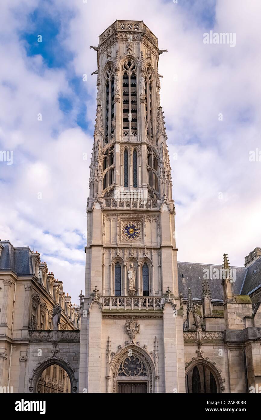 Paris, vue sur l’église Saint-Germain-l’Auxerrois, près de la rue Rivoli, avec un beau bâtiment Banque D'Images