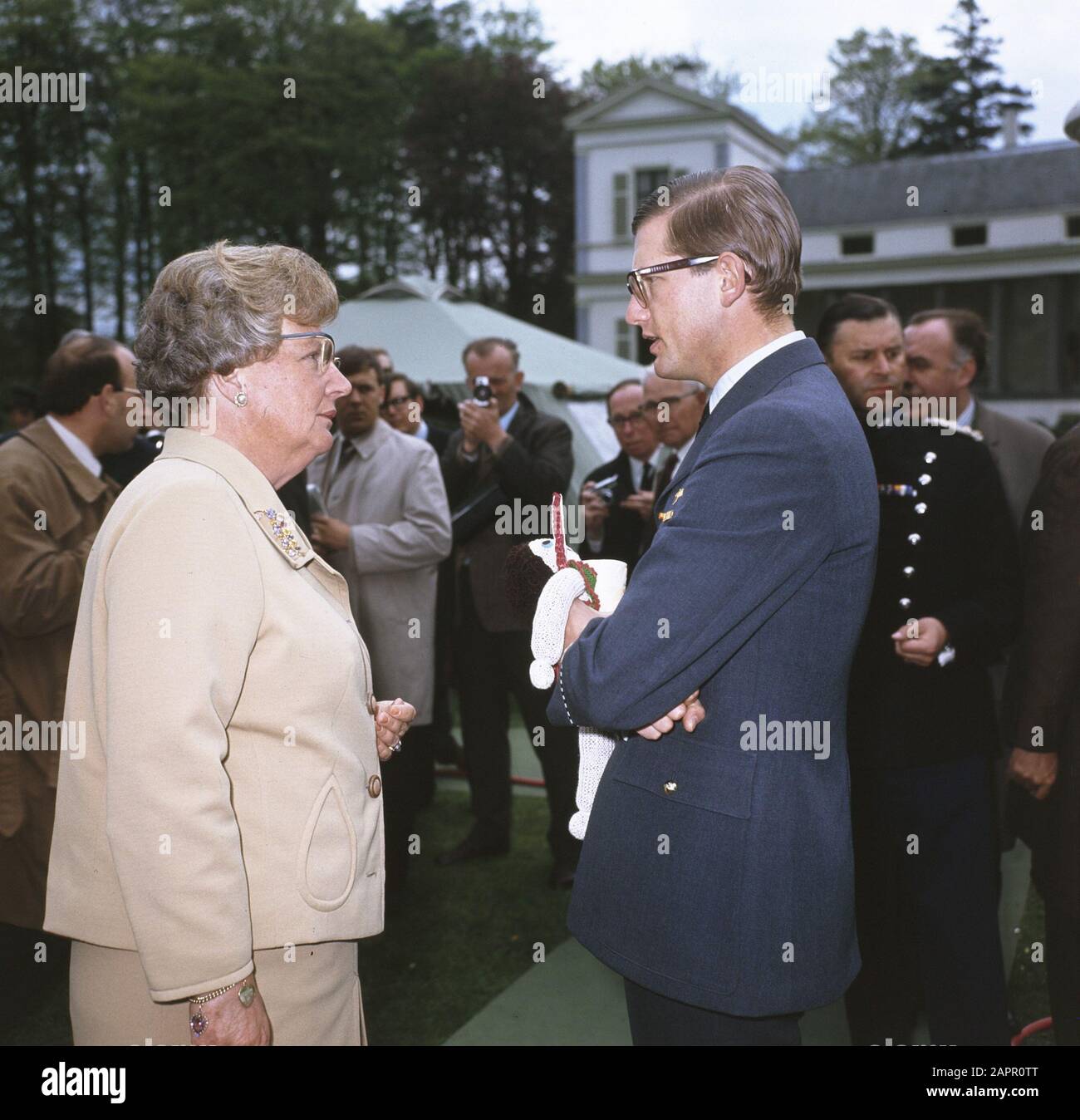 Koninginnedag, in tuin Paleis Soestdijk; Reine Juliana avec m. Pieter van Vollenhoven Date : 30 avril 1968 mots clés : KEEINNEDAG Nom du personnage : Juliana (Reine Pays-Bas), Vollenhoven, Pieter van Banque D'Images