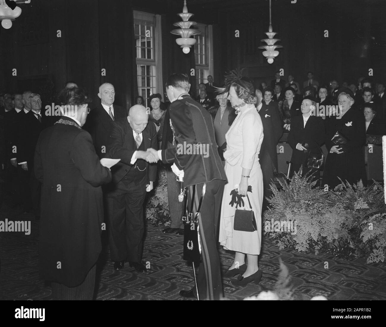 Couple royal à Amsterdam, propositions à M. J. Verdam, président de la Cour d'appel d'Amsterdam. Date: 26 Octobre 1949 Lieu: Amsterdam, Noord-Holland Mots Clés: Cour De Justice, Couple Royal, Présidents, Propositions Nom Personnel: J. Verdam Banque D'Images