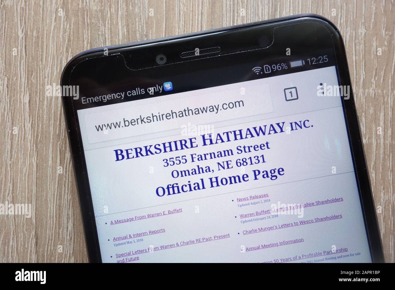 Site Web Berkshire Hathaway affiché sur un smartphone moderne Banque D'Images