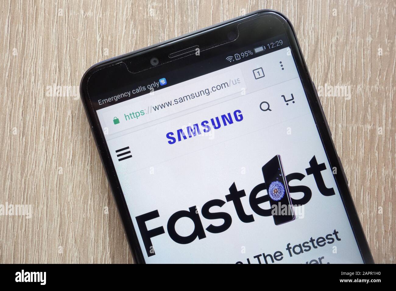 Site Web Samsung Electronics affiché sur un smartphone moderne Banque D'Images