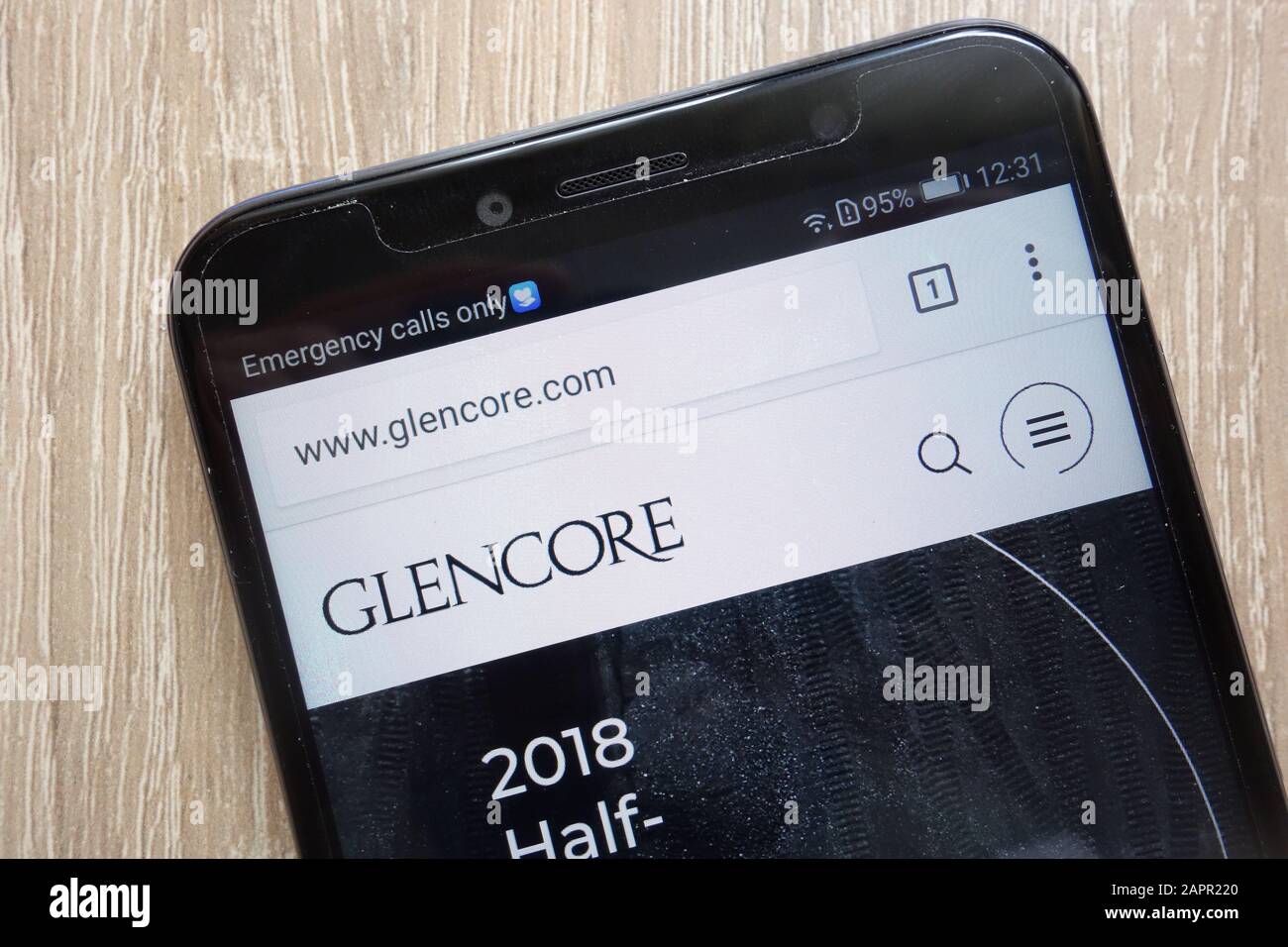 Site Web de Glencore affiché sur un smartphone moderne Banque D'Images