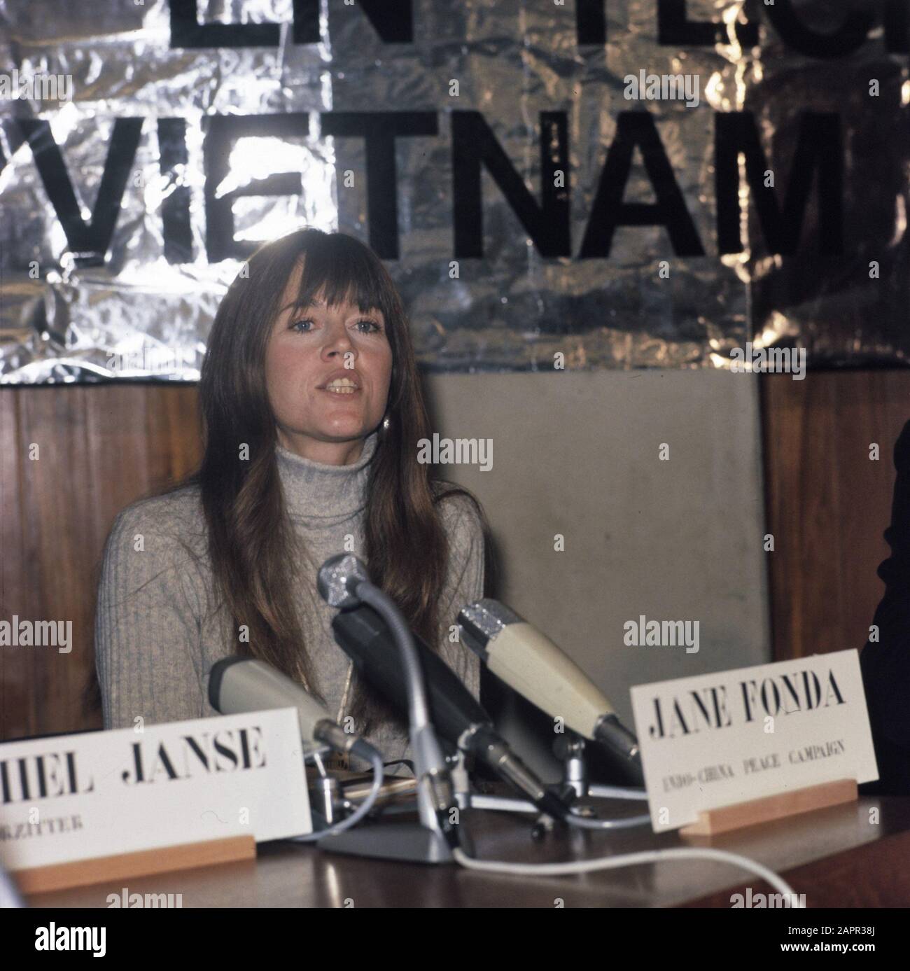 Jane Fonda lors d'une rencontre au Vietnam en 1975, montrant son soutien aux militants vietnamiens et son implication dans le mouvement anti-guerre