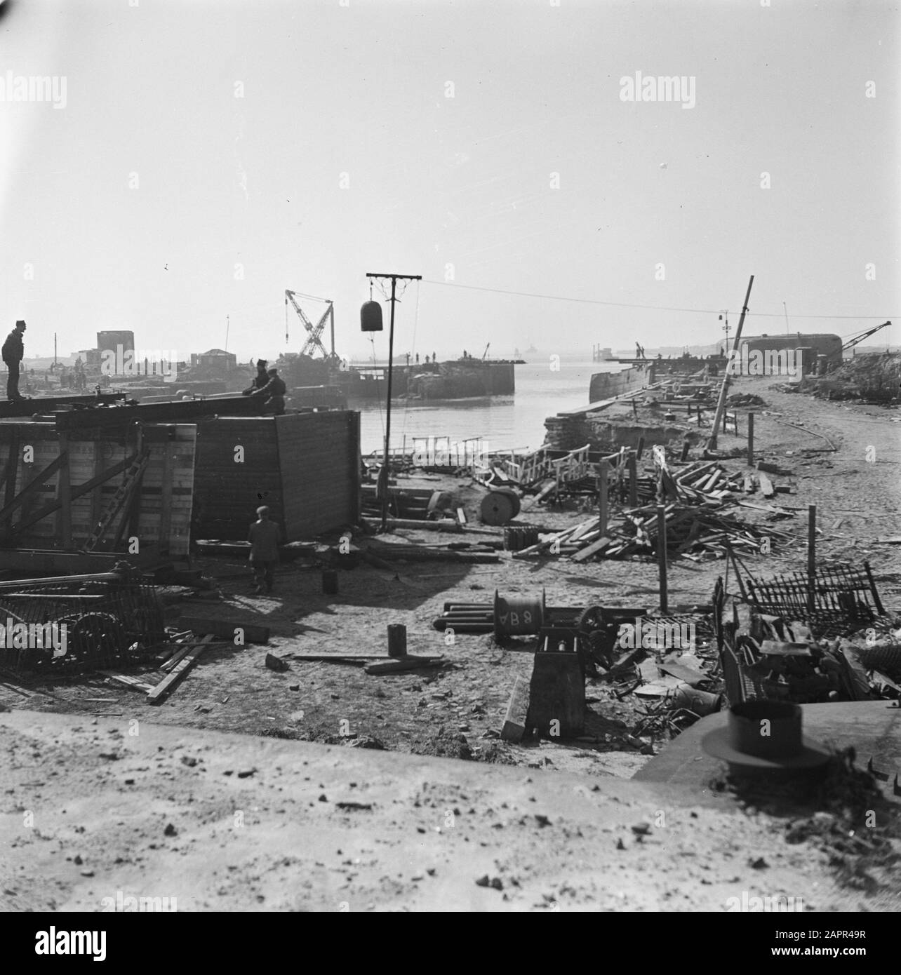 Récupération : Vidage De La Reconstruction Des Ports. Travaux de réparation sur une installation portuaire Date: 1945 lieu: Vlissingen, Zeeland mots clés: Ports, récupération, seconde guerre mondiale, reconstruction Banque D'Images