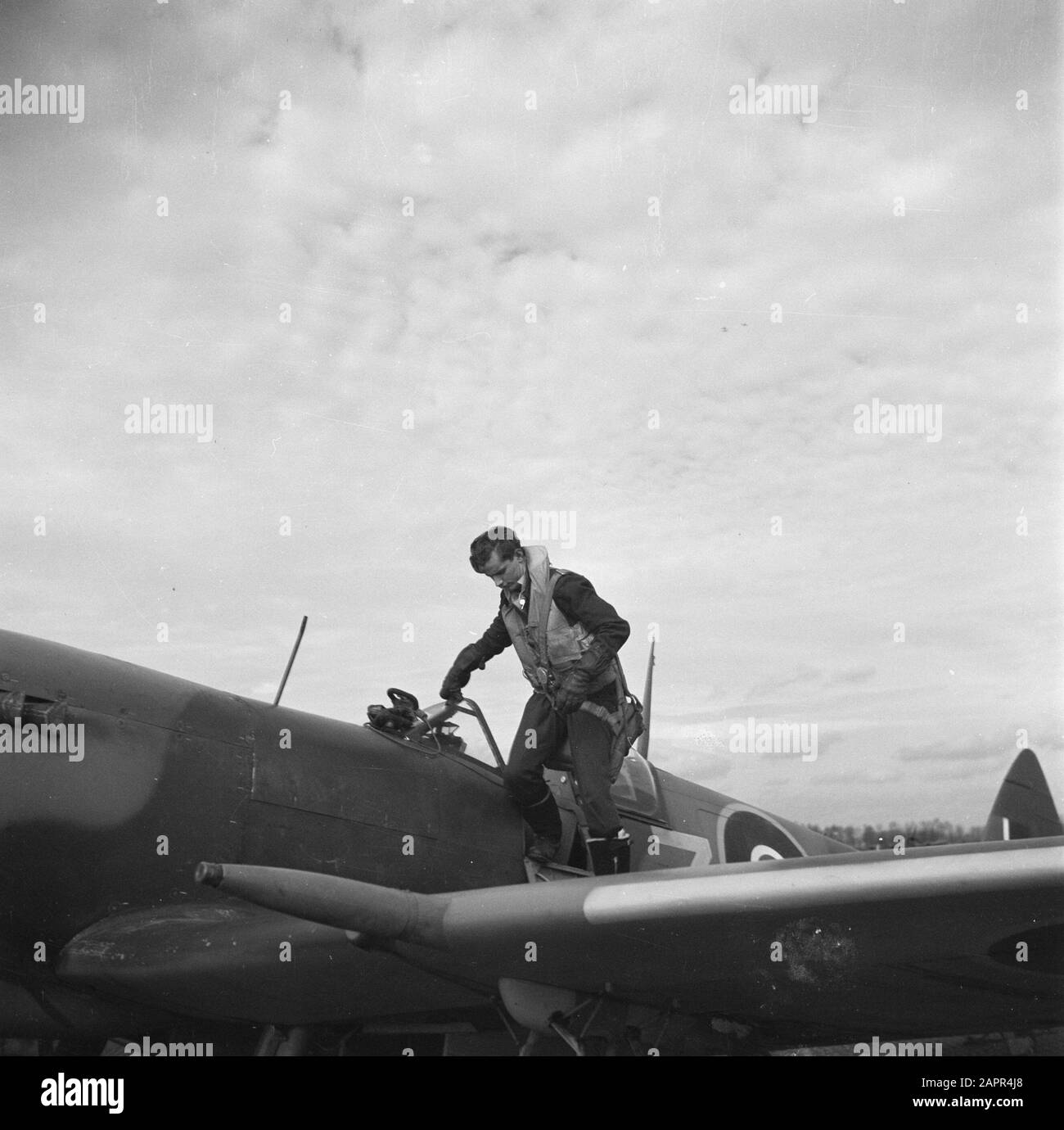 Aviation: Aéroport Schijndel [pilote de chasse sort du poste de pilotage] Annotation: Sujet 66 escadron volant avec Spitfires Supermarine avec plaque d'immatriculation LZ (partie de la 132 Escadre) Date: Mai 1945 lieu: Brabant Nord, Schijndel mots clés: Aviation, pilotes, seconde Guerre mondiale, avion Banque D'Images
