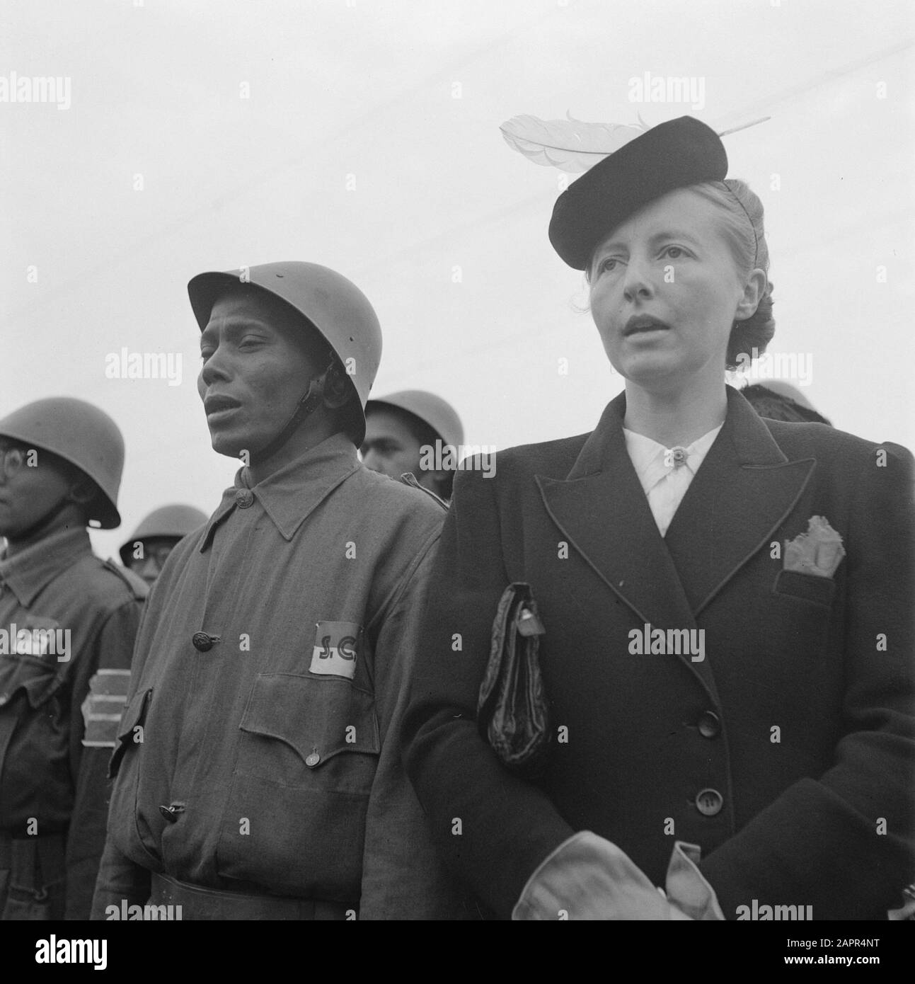 Officiels du monument de guerre Haagsche Schouw près de la Haye [femmes et soldats indonésiens chantent -het Wilhelmus? -] Date: 1945 lieu: La Haye, Zuid-Holland mots clés: Festivals de libération, monuments de guerre, seconde Guerre mondiale Banque D'Images